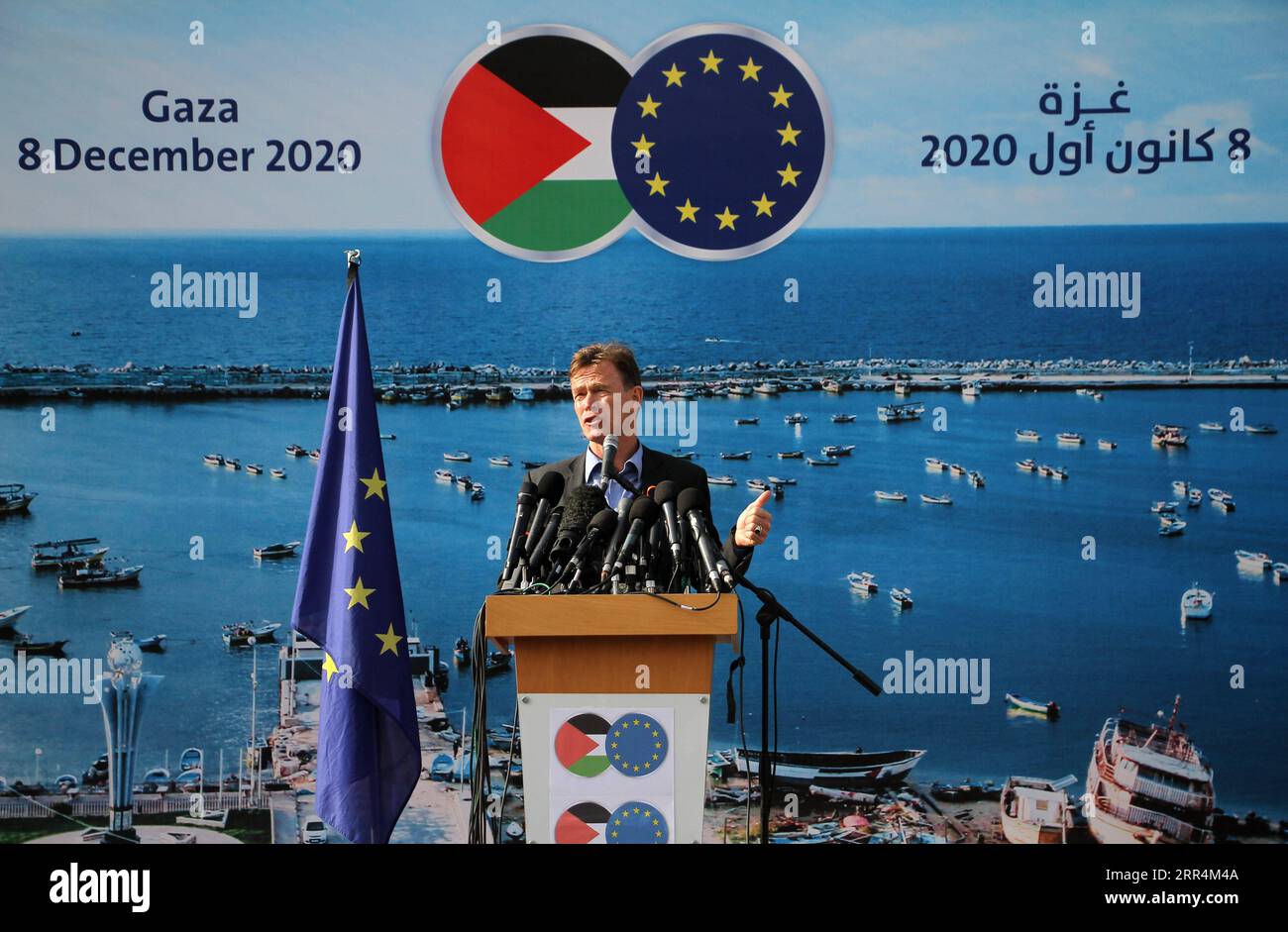 201208 -- GAZA, 8. Dezember 2020 -- Sven Kuhn von Burgsdorff, EU-Vertreter in Palästina, spricht auf einer Pressekonferenz in Gaza am 8. Dezember 2020. Eine EU-Delegation erklärte am Dienstag, dass die EU die erforderliche medizinische Ausrüstung für COVID-19-Tests im Gazastreifen bereitstellen und daran arbeiten werde, Impfstoffe in die belagerte Enklave zu liefern, sobald diese verfügbar sind. Foto: /Xinhua MIDEAST-GAZA CITY-EU DELEGATION-MEDICAL AID-COVID-19 RizekxAbdeljawad PUBLICATIONxNOTxINxCHN Stockfoto
