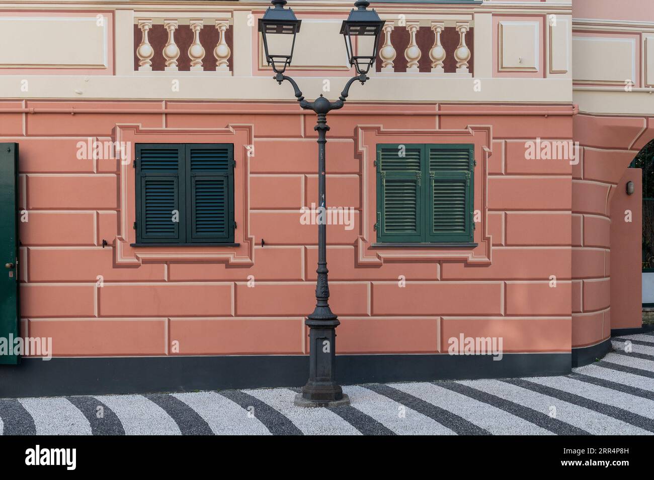 Detail des Äußeren eines Palastes, der mit einem Trompe l'oeil dekoriert ist, das getreu falsche architektonische Details reproduziert, Albissola Marina, Savona Stockfoto