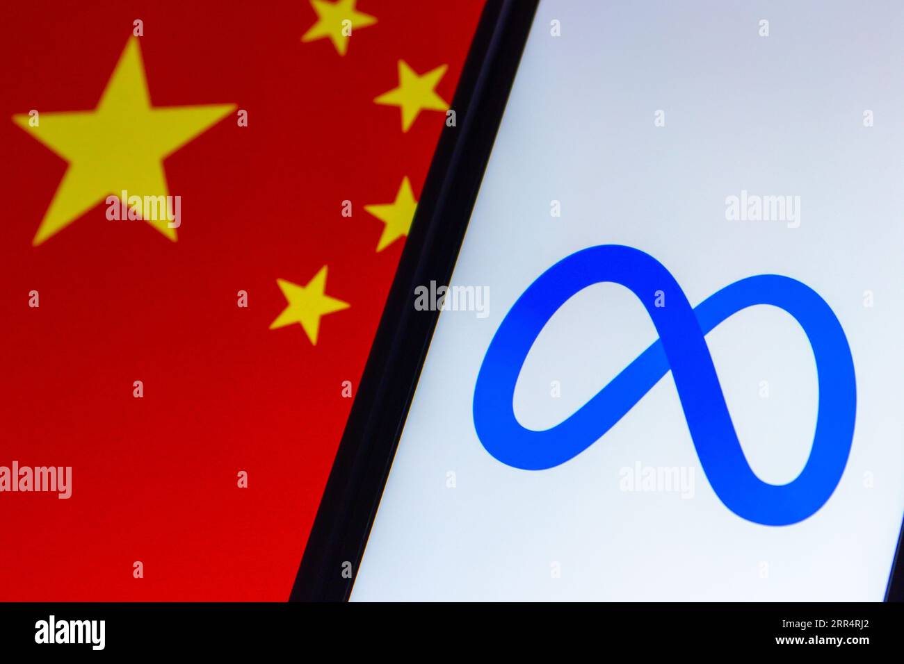 Vancouver, KANADA - 4. September 2023 : Logo von Meta-Plattformen auf chinesischem Flaggenhintergrund. Stockfoto