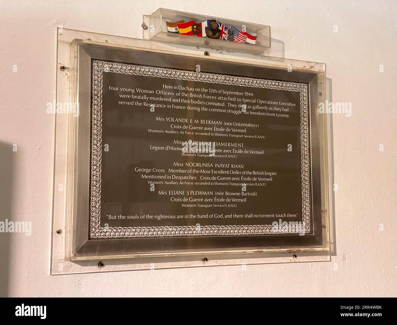 Noor Inayat Khans Gedenktafel in der Dachau-Gedenkhalle in Deutschland Stockfoto