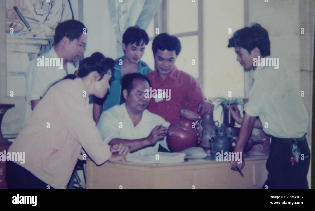 201214 -- NANNING, 14. Dezember 2020 -- das Foto zeigt Lu Jingping R, der in den frühen 1990er Jahren an einer Keramikschule in der ostchinesischen Provinz Jiangsu studierte Als eine der vier berühmten Töpfereien in China besteht die Nixing-Keramik aus eigentümlichem lila Ton, der an beiden Ufern des Qinjiang-Flusses in Qinzhou gefunden wird. Vor dem Brennen eines Stücks Grünzeug formt der Handwerker den Ton nach komplizierten Prozessen wie Fräsen und Sieben in eine gestaltete Form und schnitzt Blumen, Figuren oder Landschaften auf seine glatte Oberfläche. Im Brennprozess werden die im Ton enthaltenen Mineralien, wie Eisen und Zink, schließlich eingesetzt Stockfoto