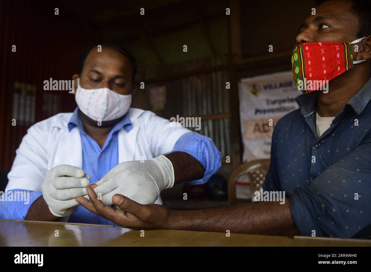 201214 -- AGARTALA, 14. Dezember 2020 -- Ein Gesundheitsarbeiter testet Blut eines Fahrers an einem Busstand während eines Beratungs- und HIV-Testlagers, organisiert von der Tripura State AIDS Control Society in Agartala, der Hauptstadt von Indiens nordöstlichem Bundesstaat Tripura, am 14. Dezember 2020. STR/Xinhua INDIA-AGARTALA-BERATUNG UND HIV-TESTCAMP Stringer PUBLICATIONxNOTxINxCHN Stockfoto