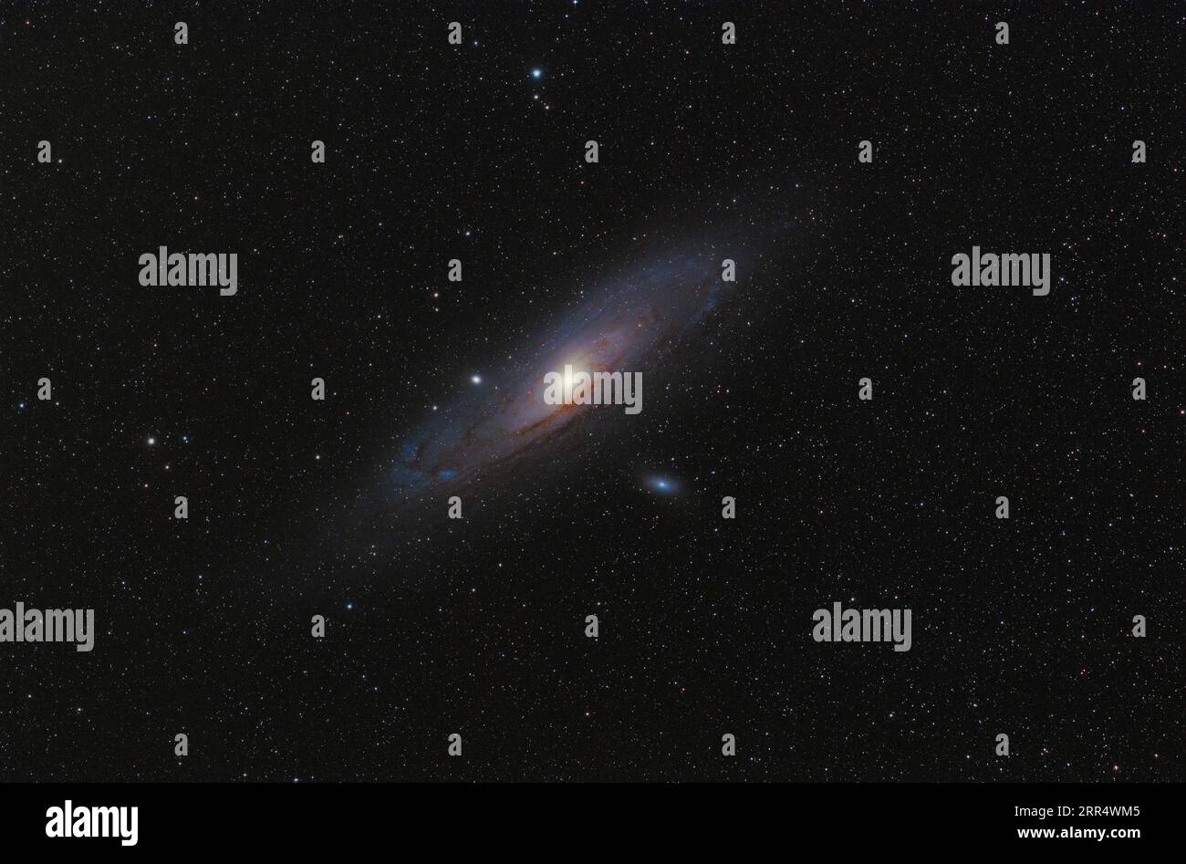 Andromedagalaxie (M31) und ihre Satellitengalaxien (M32 und M110) in Andromeda-Konstellation gegen den Sternenhimmel im Weitfeld Stockfoto