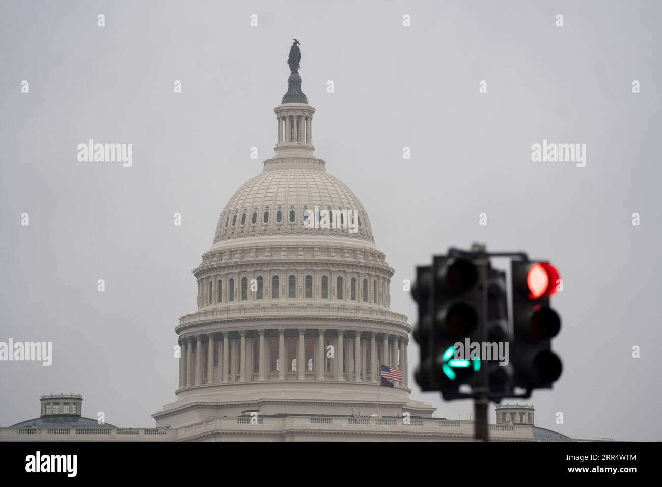 201215 -- WASHINGTON, D.C., 15. Dezember 2020 -- Foto vom 14. Dezember 2020 zeigt das Kapitolgebäude der USA bei Regen in Washington, D.C., USA. Das U.S. Electoral College stimmte am Montag für einen neuen Präsidenten, basierend auf den Wahlergebnissen von 2020, was den Sieg des Demokraten Joe Biden im Weißen Haus offiziell machte. U.S.-WASHINGTON, D.C.-ELECTION COLLEGE VOTE-BIDEN LIUXJIE PUBLICATIONXNOTXINXCHN Stockfoto