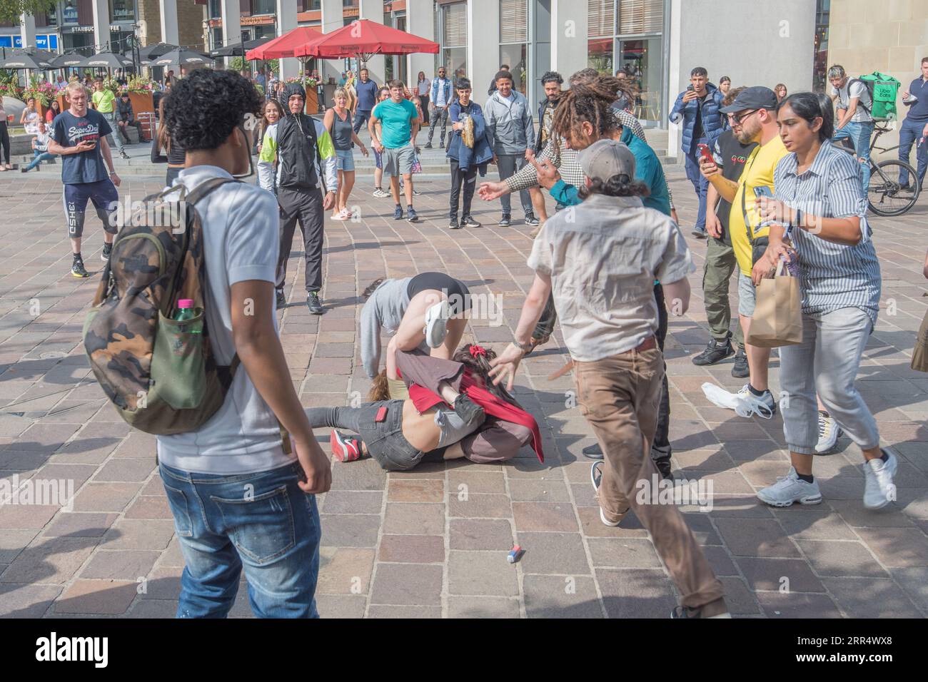 Störungen, einschließlich Frauen, die scheinbar kämpfen. Aufgenommen im City Park Bradford am 6. September 2023 Stockfoto