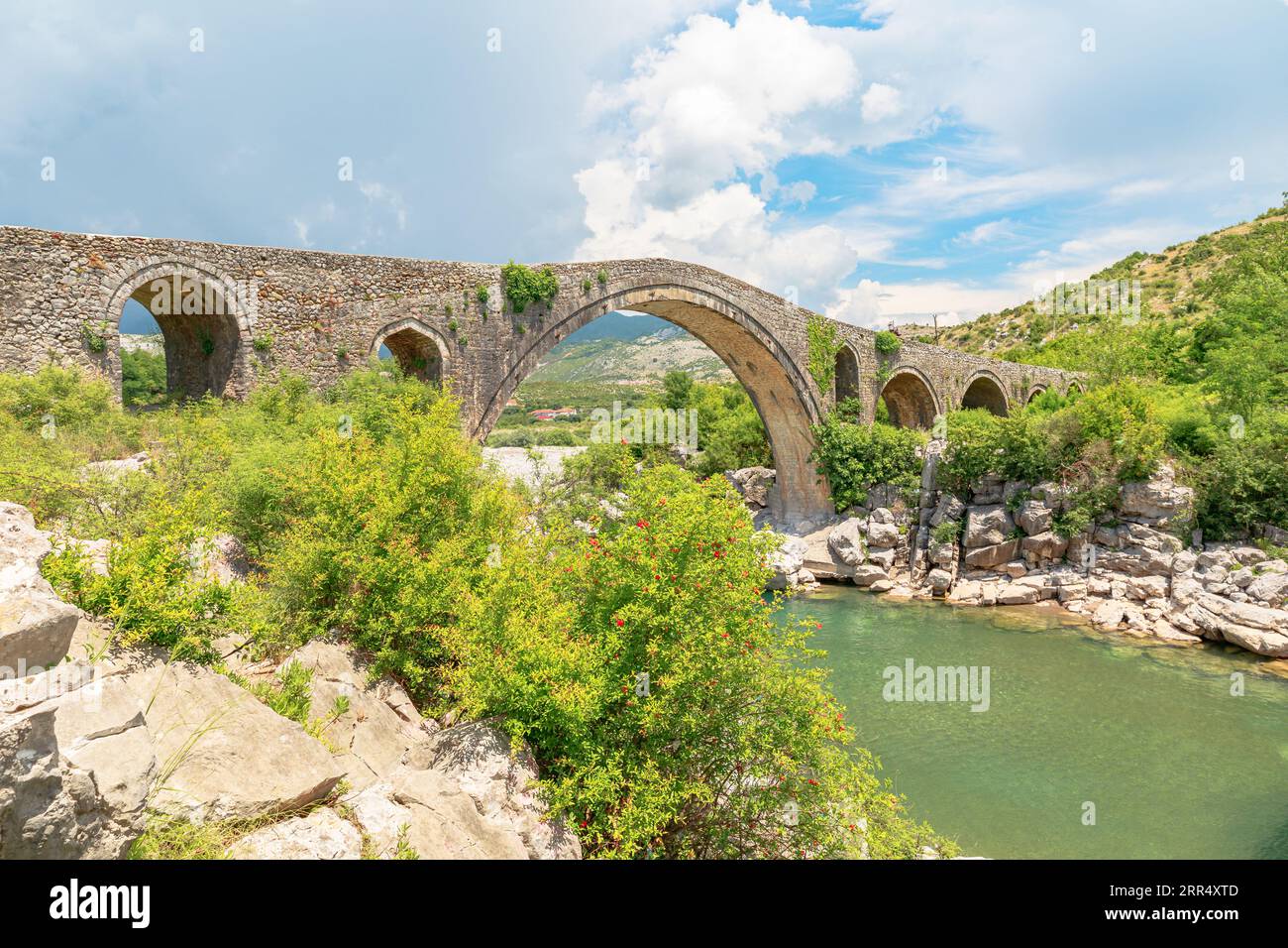 Die MESI-Brücke in Albanien ist ein atemberaubendes Beispiel für architektonische Brillanz über den Fluss Kir im charmanten Dorf Mesi. Diese Steinbrücke hat einen Stockfoto