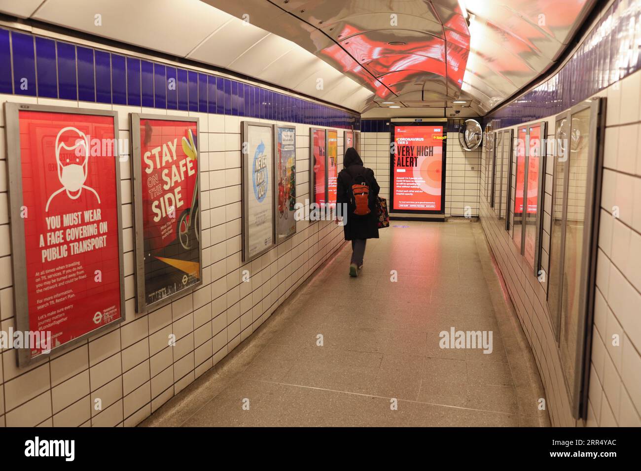 201217 -- LONDON, 17. Dezember 2020 -- Eine Person geht am 16. Dezember 2020 an den Schildern der Leicester Square U-Bahnstation in London, Großbritannien vorbei. London wechselte ab Mittwoch um Mitternacht in die Stufe 3, die höchste Stufe im lokalen Coronavirus-Beschränkungssystem Englands. Foto: /Xinhua BRITAIN-LONDON-COVID-19-TIER 3 TimxIreland PUBLICATIONxNOTxINxCHN Stockfoto