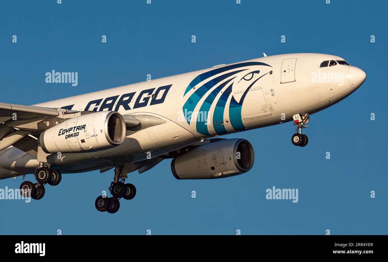 egypt Air a330 Cargo landet am Flughafen Larnaca Stockfoto