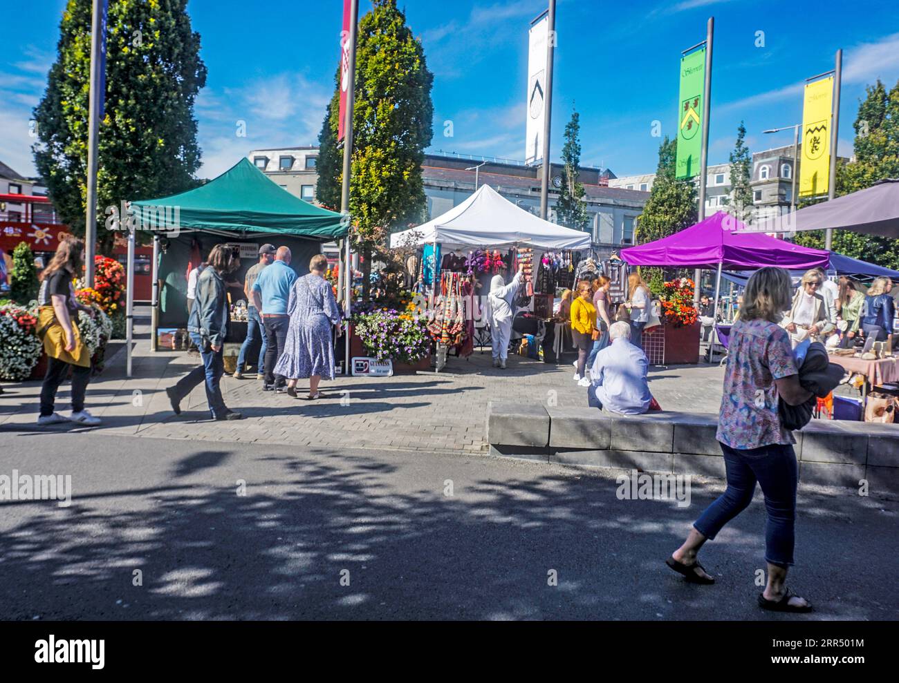 Der kleine Händlermarkt auf dem Eyre Square in Galway, Irland. Jeden Samstag findet eine große Auswahl an Handwerkskunst und Lebensmitteln statt. Stockfoto