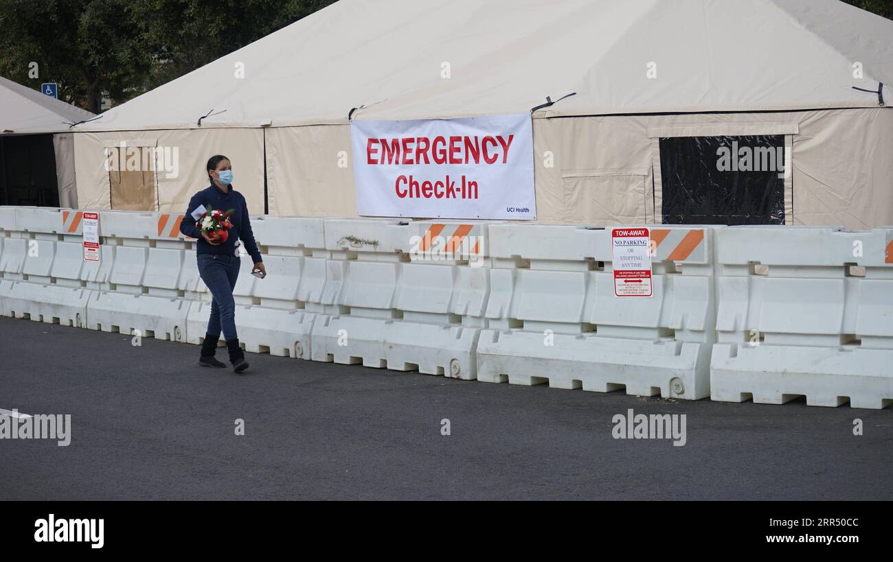 201218 -- IRVINE, 18. Dezember 2020 -- Foto aufgenommen am 17. Dezember 2020 zeigt ein mobiles Feldkrankenhaus im medizinischen Zentrum der UC University of California Irvine, Orange County, USA. Im Orange County in Südkalifornien wurden mobile Feldlazarette eingerichtet, da die Region weiterhin neue Rekorde für Coronavirus-Diagnosen und Krankenhausaufenthalte aufstellte. Foto von /Xinhua U.S.-SOUTHERN CALIFORNIA-MOBILE FELDKRANKENHAUS ZengxHui PUBLICATIONxNOTxINxCHN Stockfoto