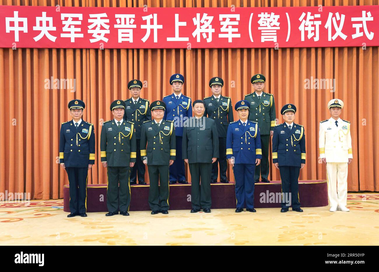 201218 -- PEKING, 18. Dezember 2020 -- XI Jinping, Vorsitzender der Zentralen Militärkommission CMC, posiert zusammen mit anderen hochrangigen Militärs für ein Gruppenfoto mit vier militärischen und bewaffneten Polizeibeamten, die zum Rang eines Generals in Peking, der Hauptstadt Chinas, am 18. Dezember 2020 befördert wurden. Am Freitag überreichte XI vier Militär- und bewaffnete Polizeibeamte mit Ordnungsbescheinigungen, die sie zum Rang eines Generals beförderten, dem höchsten Rang für Beamte im aktiven Dienst in China. Die Zeremonie wurde in Peking vom CMC abgehalten. CHINA-PEKING-XI JINPING-OFFIZIERE-RANG DER GENERALZEREMONIE CN LI Stockfoto