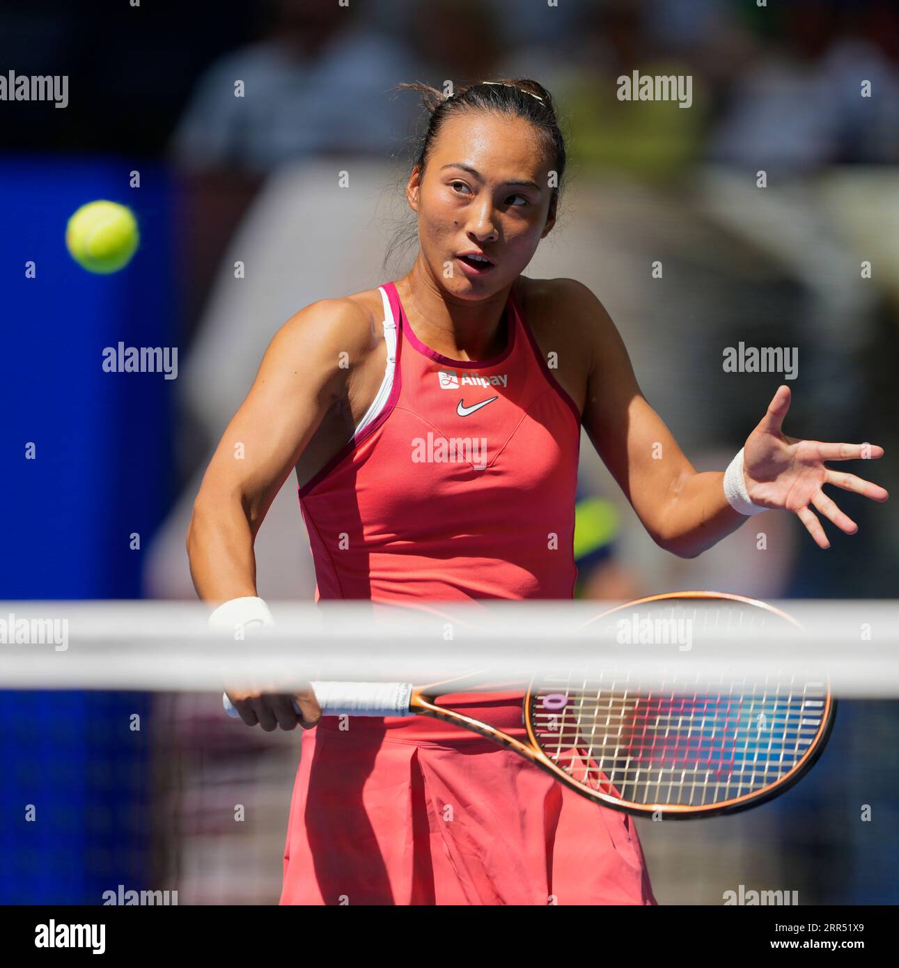 6. September 2023: Qinwen Zheng (CHN) verliert gegen Aryna Sabalenka (BLR), 6-1, 6-4 bei den US Open und spielt im Billie Jean King National Tennis Center in Flushing, Queens, NY, {USA} © Grace Schultz/Cal Sport Media (Bild: © Grace Schultz/Cal Sport Media) Stockfoto