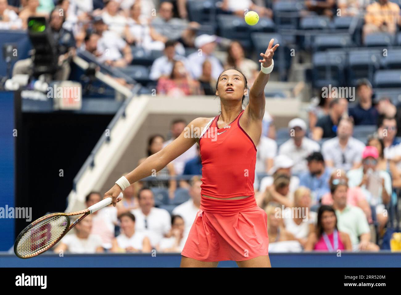 New York, USA. September 2023. Qinwen Zheng aus China wird in der Viertelfinalrunde gegen Aryna Sabalenka bei den US Open Championships im Billie Jean King Tennis Center in New York am 6. September 2023 eingesetzt. Sabalenka siegte in geraden Sätzen und erreichte das Halbfinale. (Foto: Lev Radin/SIPA USA) Credit: SIPA USA/Alamy Live News Stockfoto