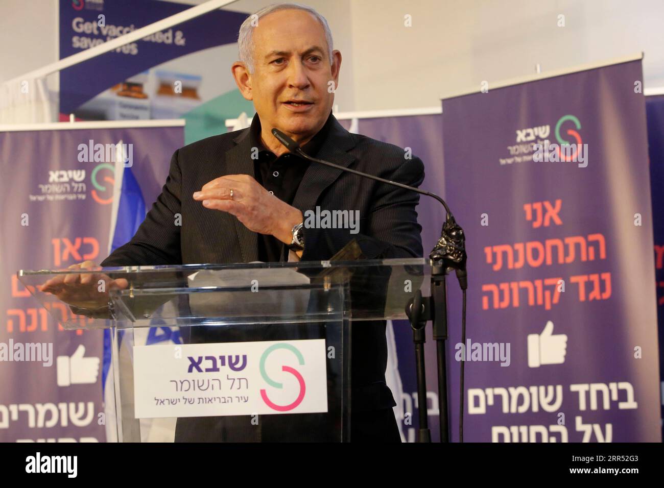 201219 -- RAMAT GAN ISRAEL, 19. Dezember 2020 -- der israelische Premierminister Benjamin Netanyahu spricht, nachdem er am 19. Dezember 2020 im Sheba Medical Center in der zentralisraelischen Stadt Ramat Gan einen Impfstoff erhalten hatte. Netanjahu wurde am Samstagabend in einer Live-Fernsehsendung gegen das COVID-19-Virus geimpft. Foto von /Xinhua ISRAEL-RAMAT GAN-PM-COVID-19-VACCINATION GilxCohenxMagen PUBLICATIONxNOTxINxCHN Stockfoto