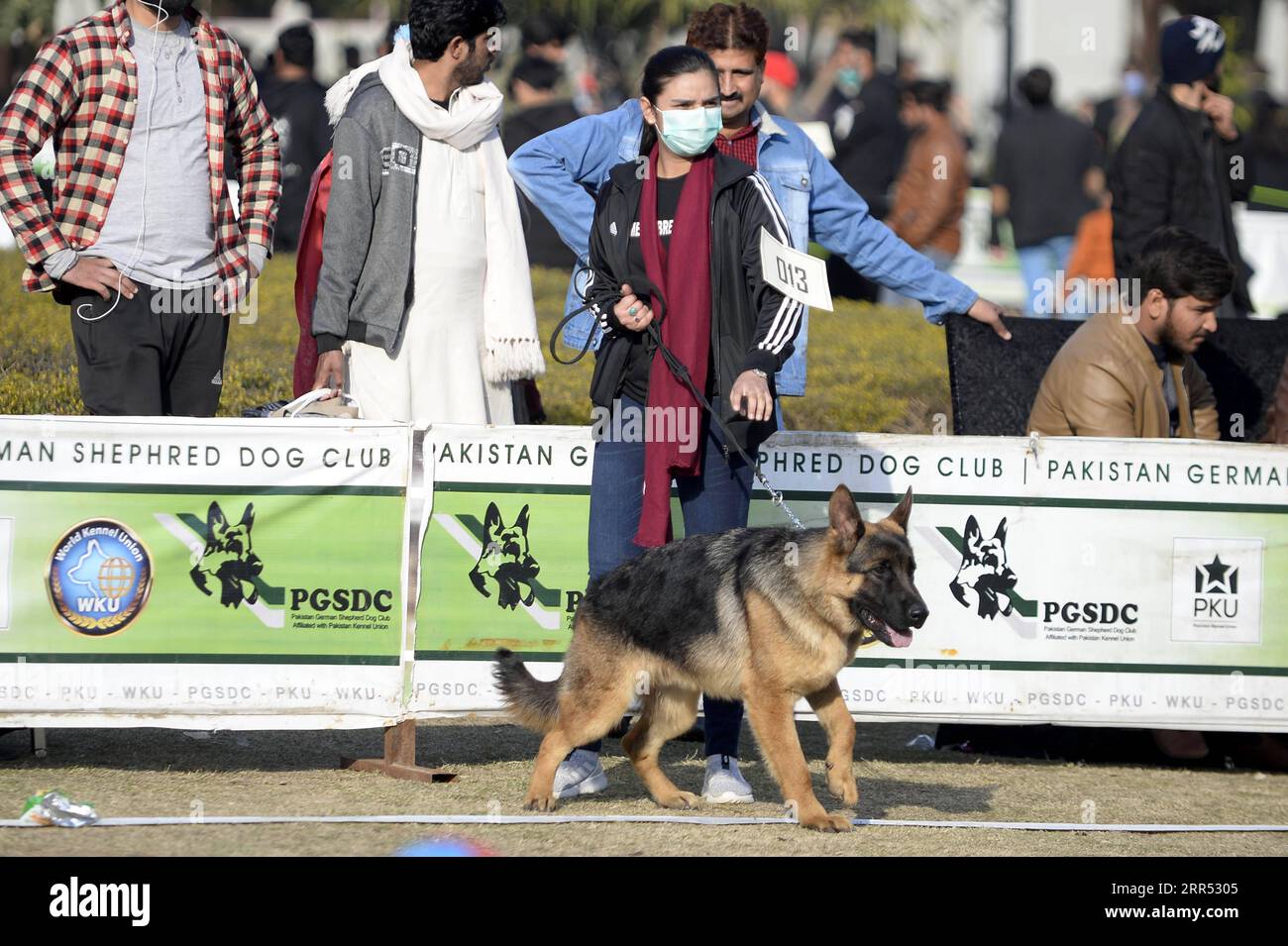 201220 -- RAWALPINDI, 20. Dezember 2020 -- Ein Mädchen nimmt am 20. Dezember 2020 mit ihrem Hund an der All Breed Dog Show in Rawalpindi in der pakistanischen Provinz Punjab Teil. Die All Breed Dog Show fand am Sonntag statt und zog viele Teilnehmer an, ihre Hunde zu zeigen. PAKISTAN-RAWALPINDI-HUNDESHOW AhmadxKamal PUBLICATIONxNOTxINxCHN Stockfoto