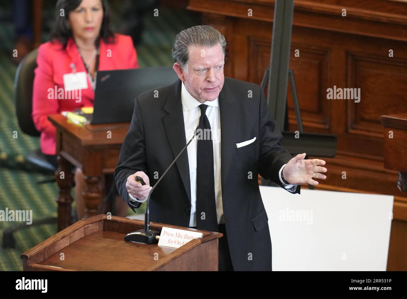 Der Verteidiger Dan Cogdell spricht in der Nachmittagssitzung von Tag 1 des Amtsenthebungsverfahrens gegen Ken Paxton im Senat von Texas. Stockfoto