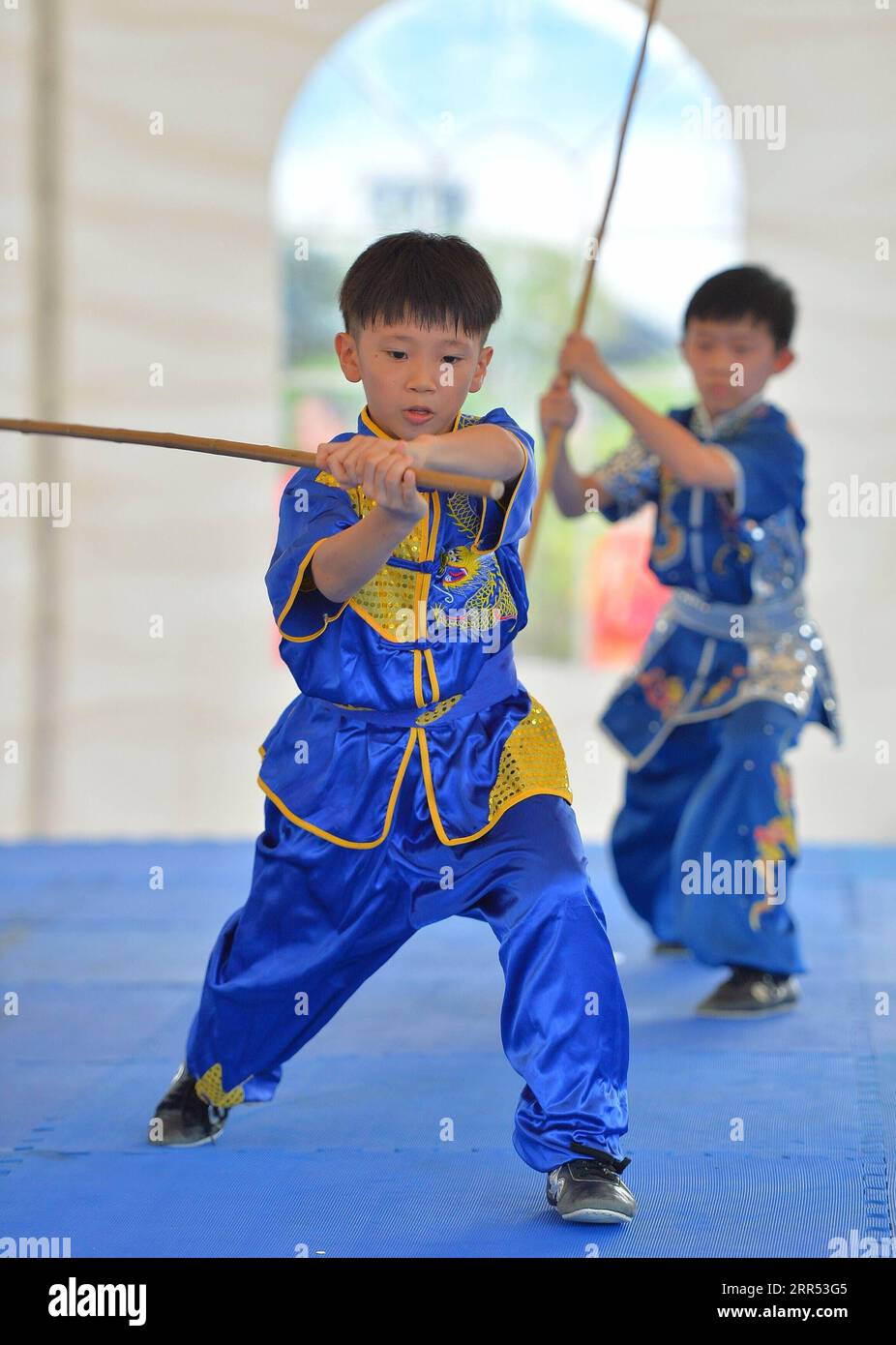 201221 -- BANDAR SERI BEGAWAN, 21. Dezember 2020 -- Kinder führen während des Martial Arts Open Day in Bandar Seri Begawan, Hauptstadt von Brunei, am 20. Dezember 2020 Kampfkünste durch. Verschiedene Kampfkünste, darunter der chinesische Wushu, wurden in Brunei während des Martial Arts Open Day am Sonntag vorgeführt. Als eine der Veranstaltungen, die für das 4. Brunei December Festival BDF organisiert wurden, um lokalen Tourismus und Konsum zu fördern, zog der Martial Arts Open Day rund 400 Kampfkunstkünstler und lokale Besucher in einen Erholungspark. Foto von /Xinhua BRUNEI-BANDAR SERI BEGAWAN-TOURISM-MARTIAL ARTS OPEN DAY JeffreyxWong PU Stockfoto