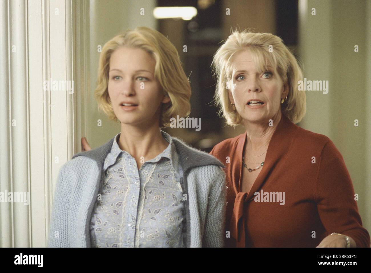 Meredith Baxter und Reagan Pasternak spielen die Hauptrolle als Mutter und Tochter, deren Sohn/Bruder im Persischen Golf getötet wird. Die Familie ist so traurig, dass sie sie getroffen hat Stockfoto