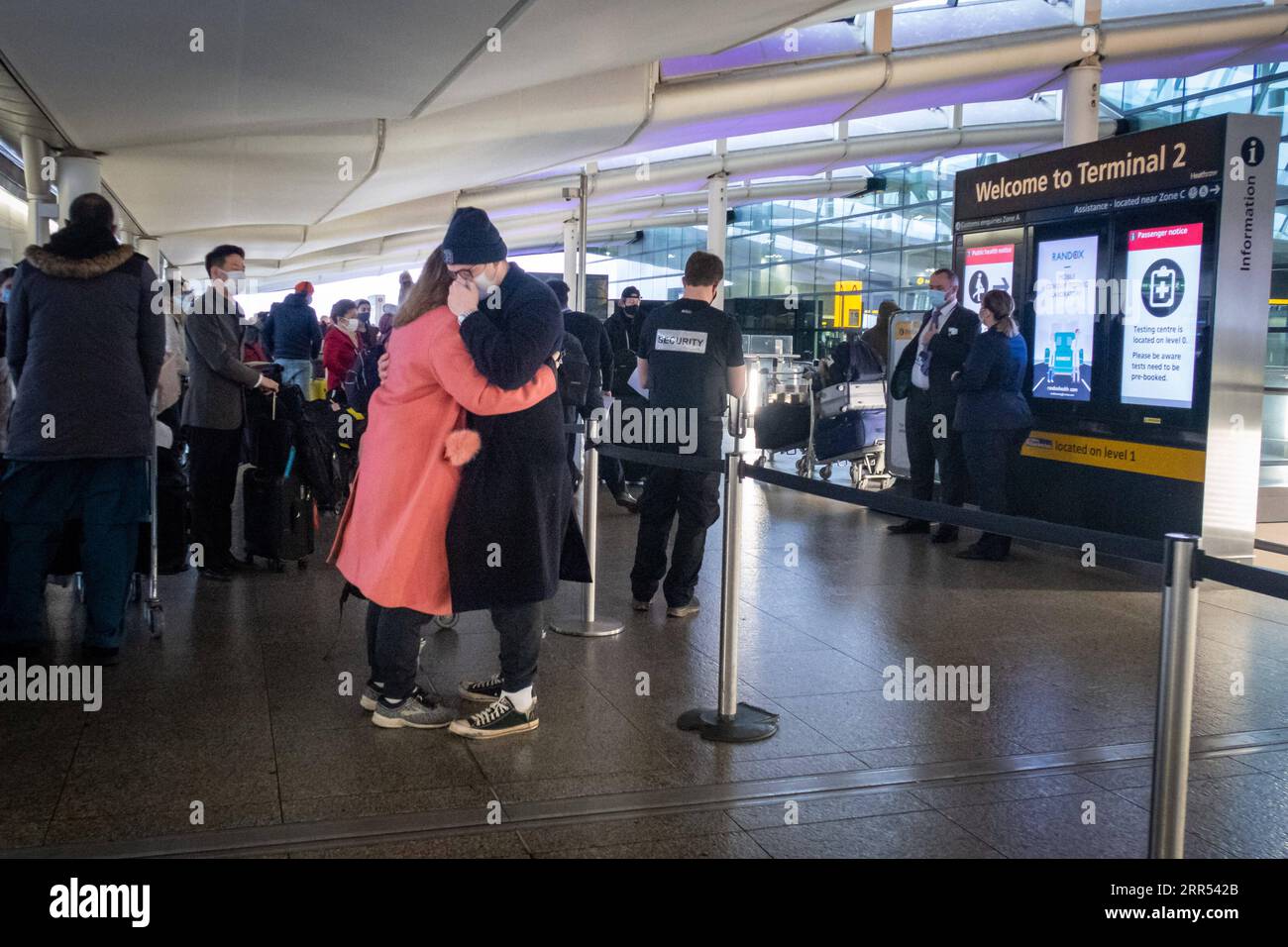 News Bilder des Tages 201221 -- LONDON, 21. Dezember 2020 -- die Menschen umarmen sich am 21. Dezember 2020 vor dem Abflugbereich am Flughafen Heathrow in London, Großbritannien. Am 20. Dezember begannen einige europäische Länder, Flüge aus Großbritannien zu verbieten, nachdem eine hochinfektiöse Variante des Coronavirus aufgetreten war. Foto: /Xinhua BRITAIN-LONDON-COVID-19-TRAVEL BAN TimxIreland PUBLICATIONxNOTxINxCHN Stockfoto