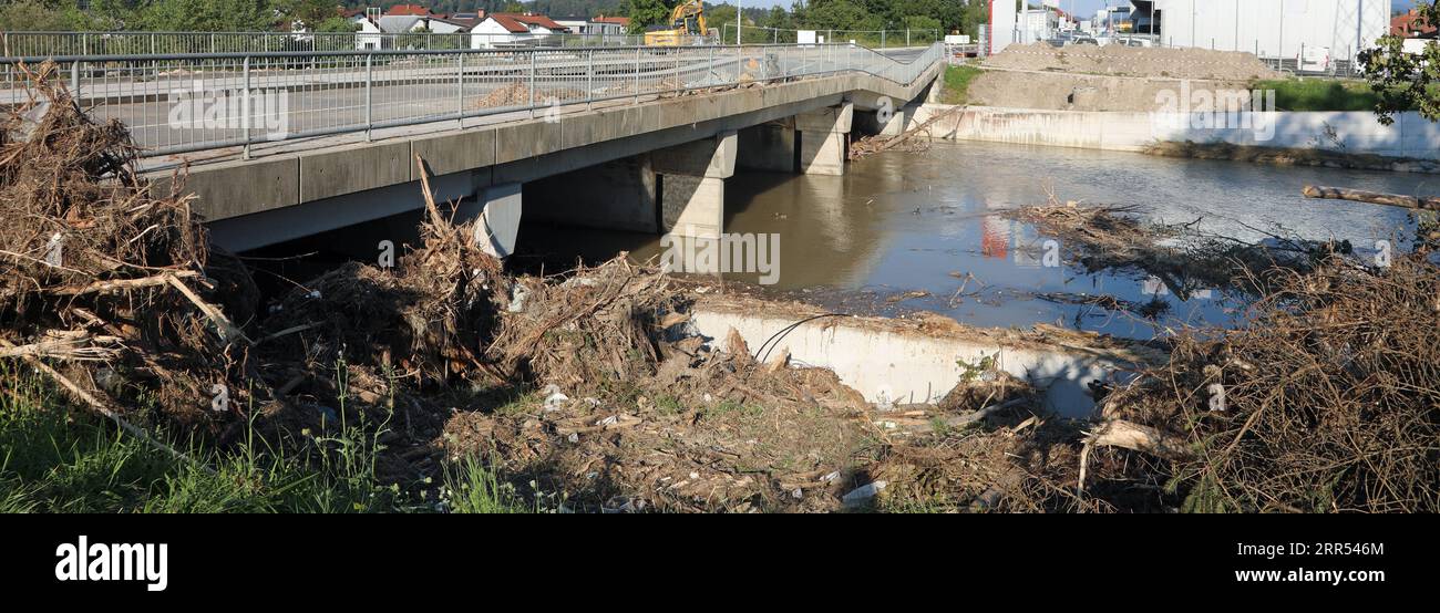 Die Brücke wurde mit einer Säule unterbrochen, die nach der schrecklichen Flut und dem Überlauf des Flusses vollständig zerstört wurde Stockfoto