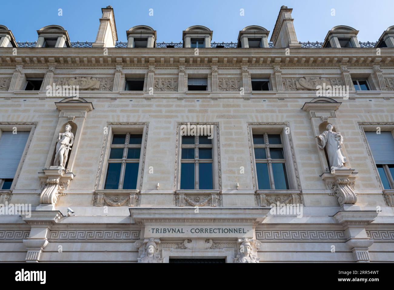 Fassade des Gerichtsgebäudes von Paris, Frankreich, mit den Worten „Tribunal correctionnel“ in französischer Sprache (englische Übersetzung: „Criminal Court“) Stockfoto