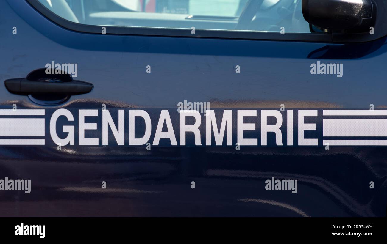 Nahaufnahme einer französisch geschriebenen "Gendarmerie"-Markierung auf der Seite eines Patrouille- und Interventionskraftwagens der französischen Nationalen Gendarmerie Stockfoto