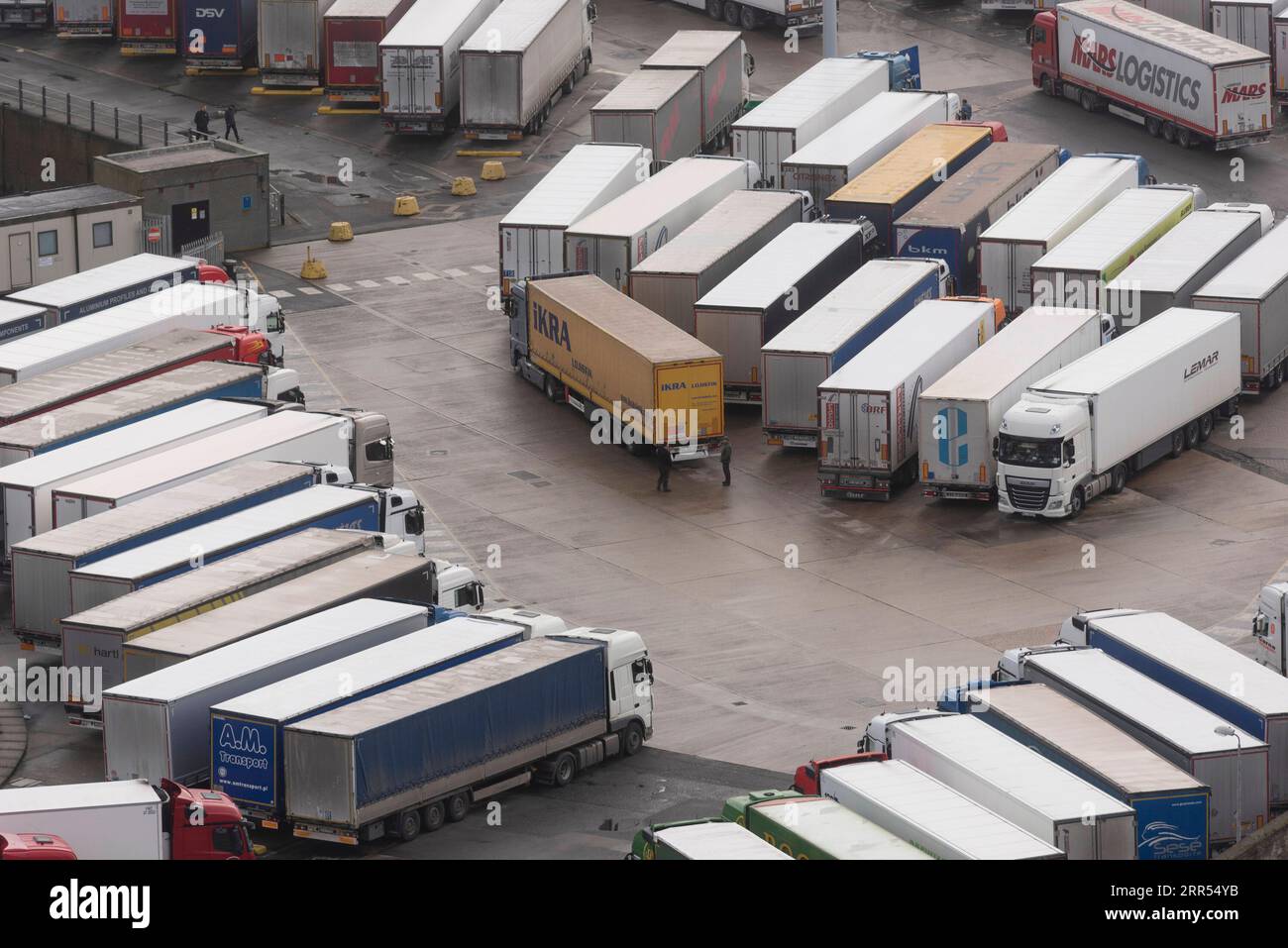 201222 -- DOVER BRITAIN, 22. Dezember 2020 -- am 22. Dezember 2020 werden Lastkraftwagen in der Nähe des geschlossenen Hafens von Dover in Dover, Großbritannien, geparkt. Im Rahmen der Maßnahmen zur Aufhebung der Blockierung des kanalübergreifenden Handels zwischen Großbritannien und Frankreich werden schnelle seitliche Durchflusstests an Lkw-Fahrern mit Hilfe des britischen Militärs erwartet, berichteten britische Medien am Dienstag. Foto: /Xinhua BRITAIN-DOVER-UK-FRANCE-CROSS-CHANNEL TRADE RayxTang PUBLICATIONxNOTxINxCHN Stockfoto