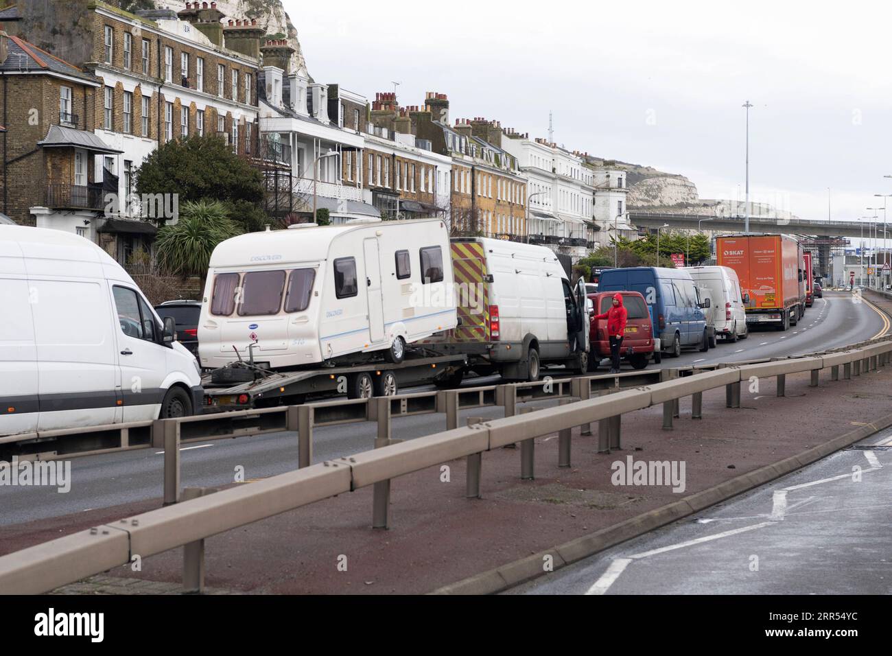 201222 -- DOVER BRITAIN, 22. Dezember 2020 -- Fahrzeuge stehen am 22. Dezember 2020 vor dem Eingang des geschlossenen Hafens von Dover in Dover, Großbritannien, an. Im Rahmen der Maßnahmen zur Aufhebung der Blockierung des kanalübergreifenden Handels zwischen Großbritannien und Frankreich werden schnelle seitliche Durchflusstests an Lkw-Fahrern mit Hilfe des britischen Militärs erwartet, berichteten britische Medien am Dienstag. Foto: /Xinhua BRITAIN-DOVER-UK-FRANCE-CROSS-CHANNEL TRADE RayxTang PUBLICATIONxNOTxINxCHN Stockfoto