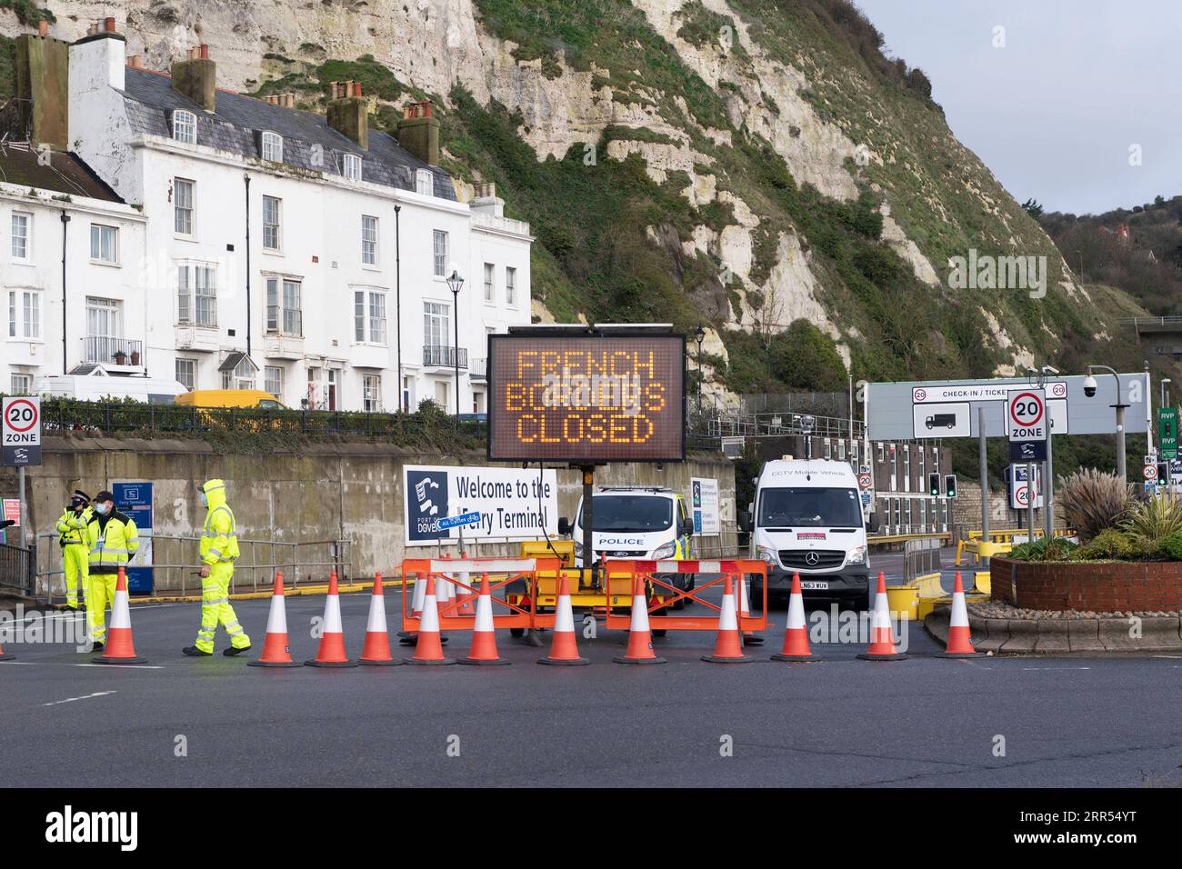 201222 -- DOVER BRITAIN, 22. Dezember 2020 -- ein elektronisches Schild, das zeigt, dass französische Grenzen geschlossen sind, ist am 22. Dezember 2020 im geschlossenen Hafen von Dover in Dover, Großbritannien, zu sehen. Im Rahmen der Maßnahmen zur Aufhebung der Blockierung des kanalübergreifenden Handels zwischen Großbritannien und Frankreich werden schnelle seitliche Durchflusstests an Lkw-Fahrern mit Hilfe des britischen Militärs erwartet, berichteten britische Medien am Dienstag. Foto: /Xinhua BRITAIN-DOVER-UK-FRANCE-CROSS-CHANNEL TRADE RayxTang PUBLICATIONxNOTxINxCHN Stockfoto