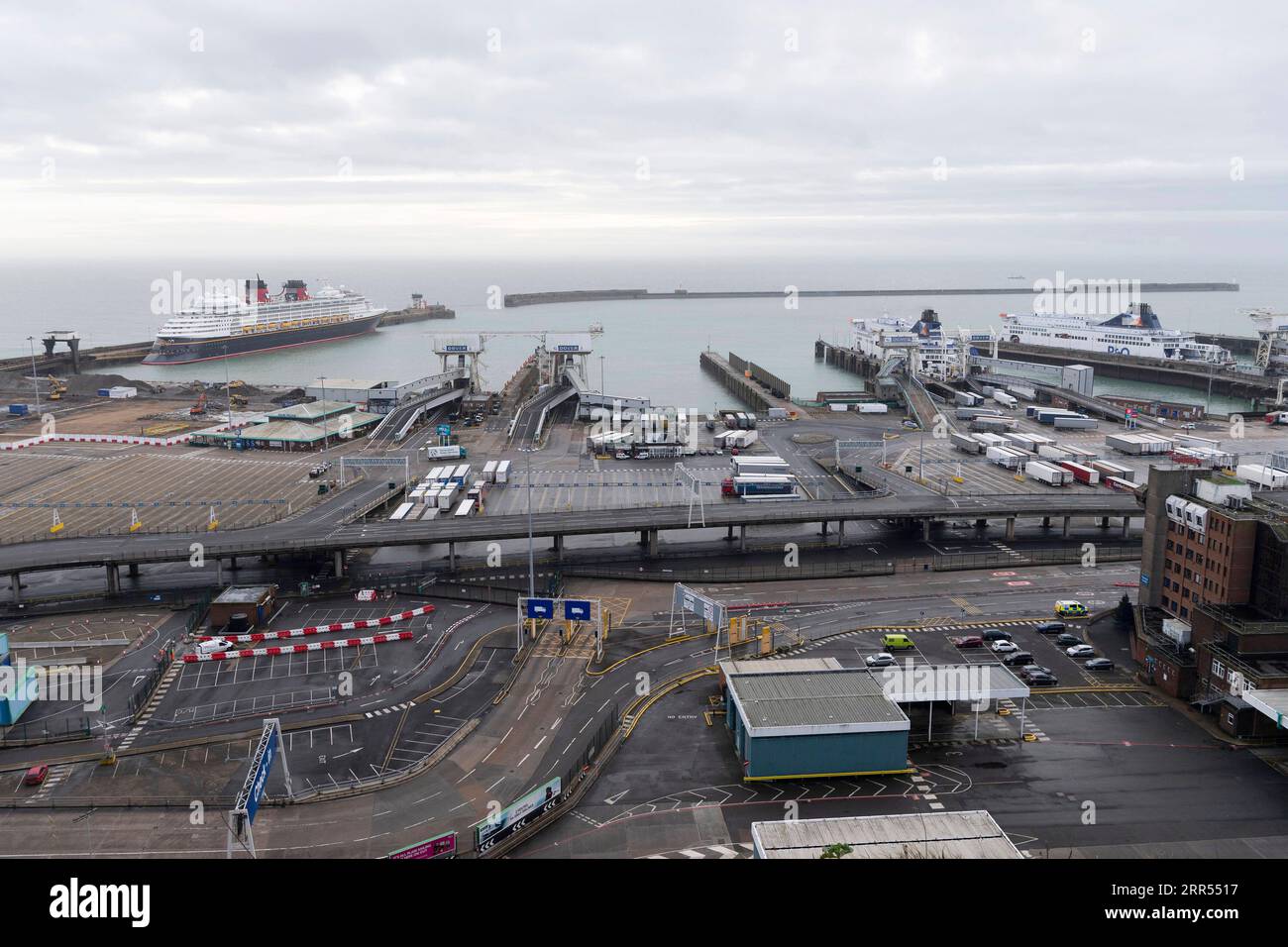 201222 -- DOVER BRITAIN, 22. Dezember 2020 -- Foto vom 22. Dezember 2020 zeigt den geschlossenen Hafen von Dover in Dover, Großbritannien. Im Rahmen der Maßnahmen zur Aufhebung der Blockierung des kanalübergreifenden Handels zwischen Großbritannien und Frankreich werden schnelle seitliche Durchflusstests an Lkw-Fahrern mit Hilfe des britischen Militärs erwartet, berichteten britische Medien am Dienstag. Foto: /Xinhua BRITAIN-DOVER-UK-FRANCE-CROSS-CHANNEL TRADE RayxTang PUBLICATIONxNOTxINxCHN Stockfoto