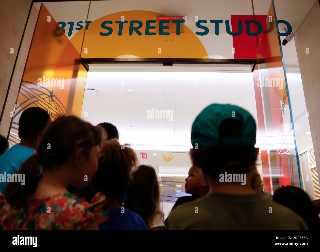 New York, Usa. September 2023. Die Gäste besuchen am Mittwoch, den 6. September 2023, im Metropolitan Museum of Art in New York City die Vorführung des 81st Street Studio des Met, einem neuen Entdeckungs- und Spielplatz für Kinder im Alter von 3 bis 11 Jahren mit ihren Familien und Betreuern. Am 9. September eröffnet das Metropolitan Museum of Art im Ruth and Harold D. URIs Center for Education das neu gestaltete 81st Street Studio, einen Wissenschafts- und Kunstspielplatz für Kinder zwischen 3 und 11 Jahren und ihre Familien. Foto von John Angelillo/UPI Credit: UPI/Alamy Live News Stockfoto