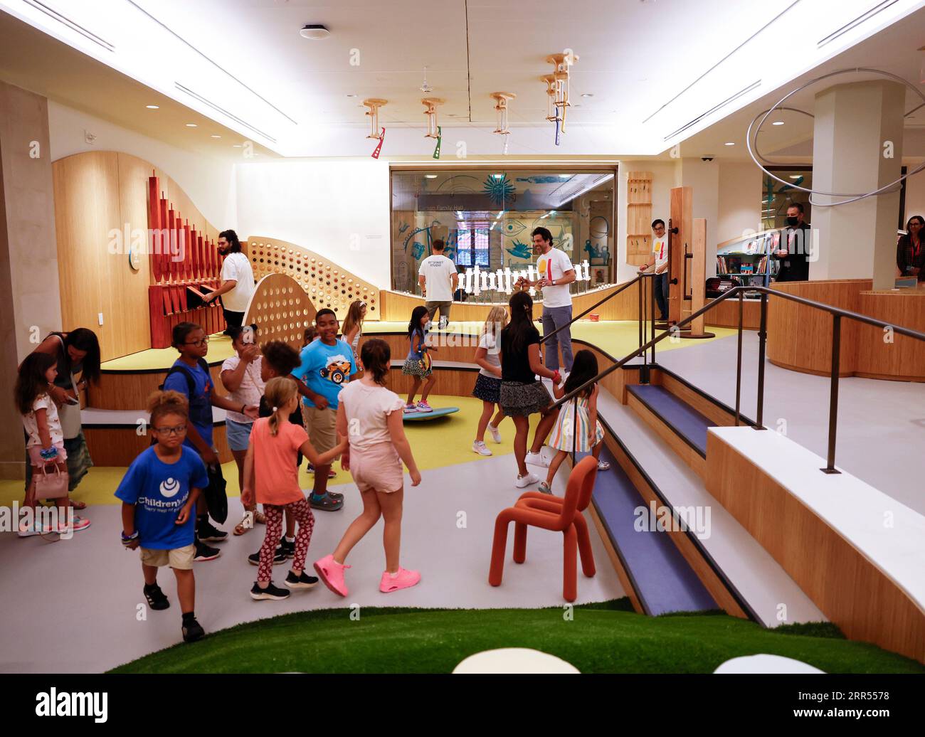 New York, Usa. September 2023. Die Gäste besuchen am Mittwoch, den 6. September 2023, im Metropolitan Museum of Art in New York City die Vorführung des 81st Street Studio des Met, einem neuen Entdeckungs- und Spielplatz für Kinder im Alter von 3 bis 11 Jahren mit ihren Familien und Betreuern. Am 9. September eröffnet das Metropolitan Museum of Art im Ruth and Harold D. URIs Center for Education das neu gestaltete 81st Street Studio, einen Wissenschafts- und Kunstspielplatz für Kinder zwischen 3 und 11 Jahren und ihre Familien. Foto von John Angelillo/UPI Credit: UPI/Alamy Live News Stockfoto