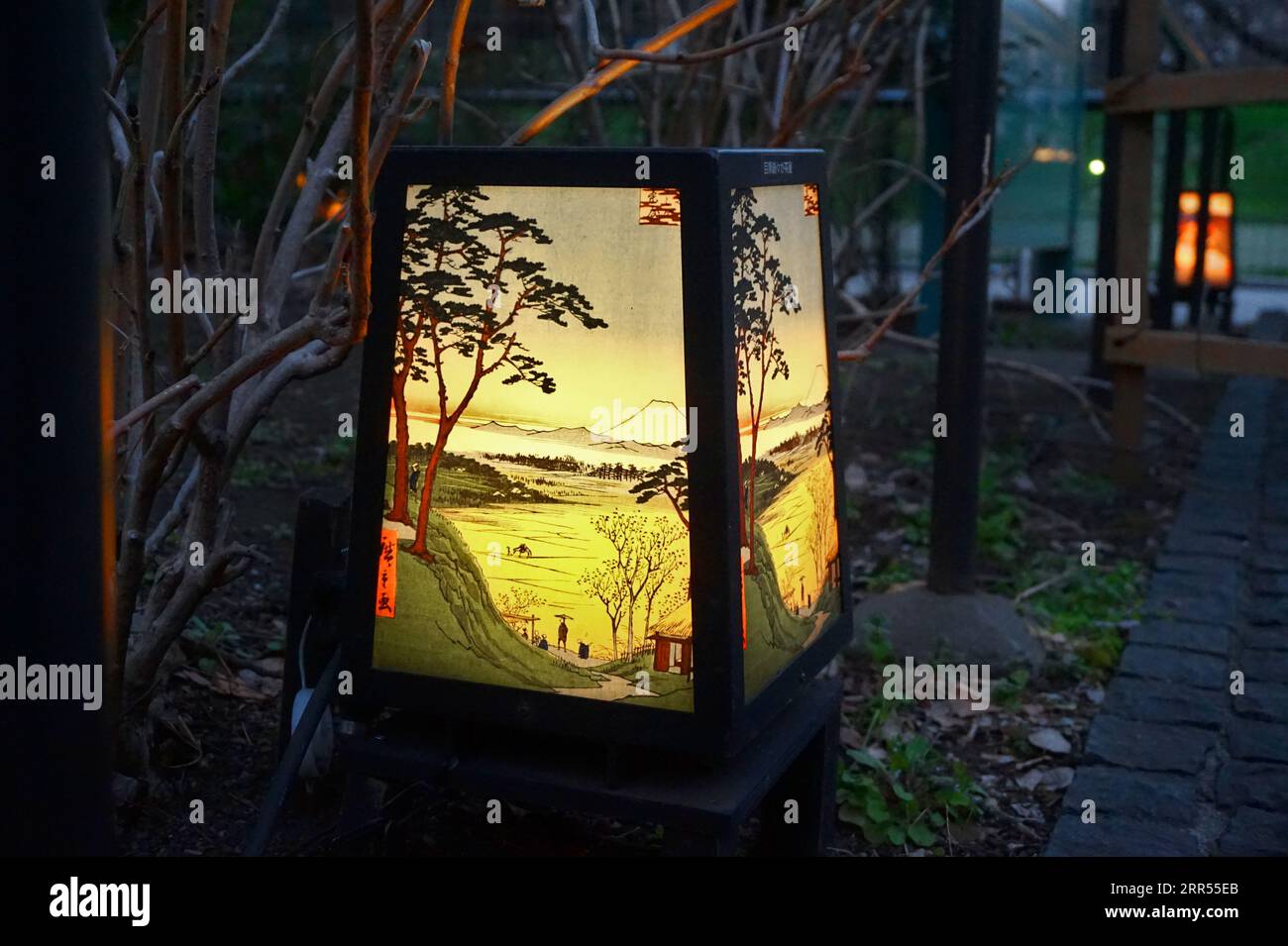 Eine andonfarbene Lampe im Ueno Park mit dem „Opas Teahouse in Meguro“ Nr. 84 aus hundert berühmten Ausblicken auf Edo von Hiroshige – Ueno, Taito City, Tokio, Stockfoto