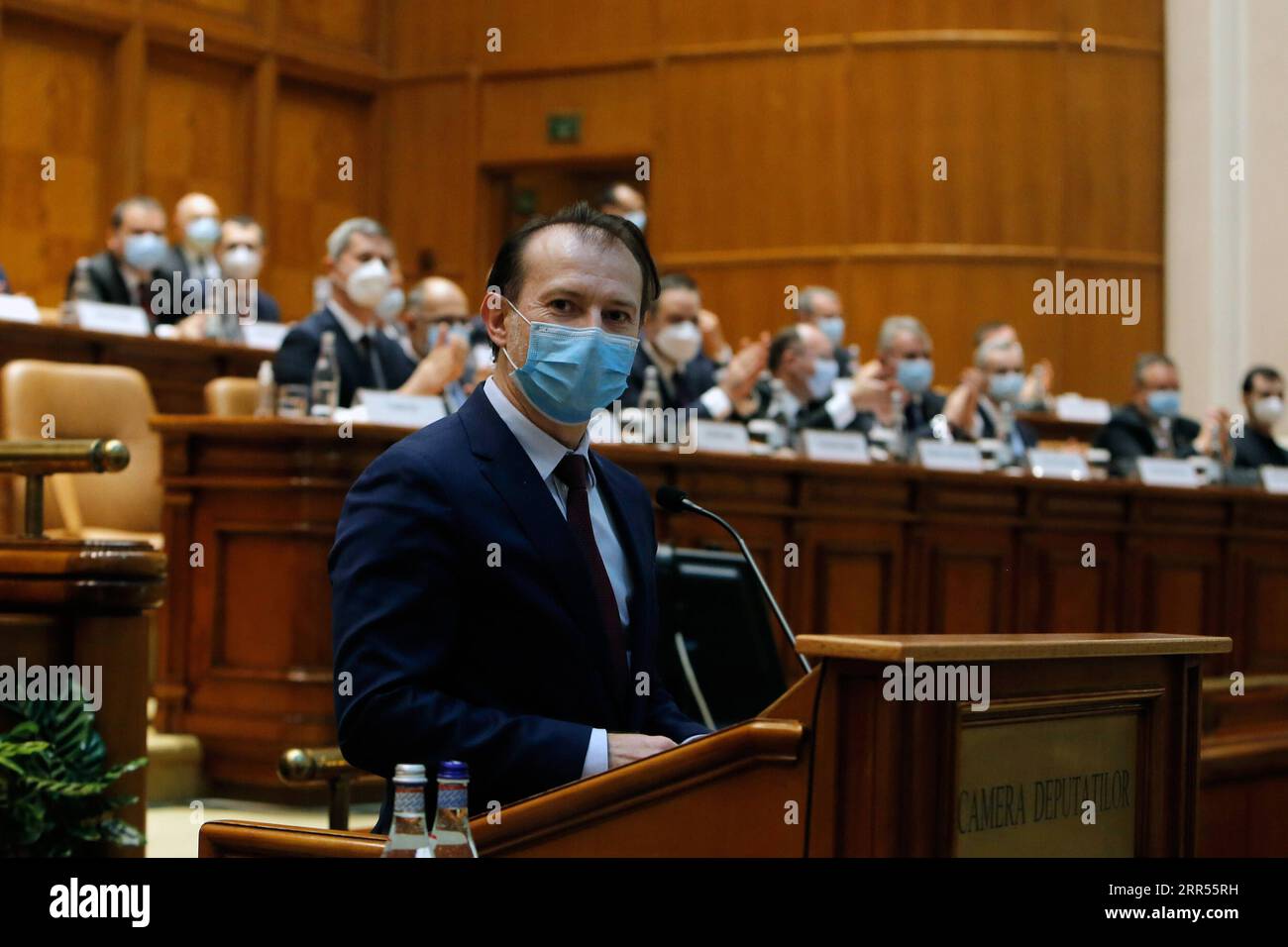 201223 -- BUKAREST, 23. Dezember 2020 -- der designierte rumänische Premierminister Florin Citu hält eine Rede vor dem Parlament in Bukarest, Rumänien, 23. Dezember 2020. Rumäniens neue Regierung unter der Führung des liberalen Premierministers Florin Citu hat am Mittwoch ein Vertrauensvotum im parlament gewonnen. Foto von /Xinhua RUMÄNIEN-BUKAREST-NEUE REGIERUNG-VERTRAUEN-STIMME CristianxCristel PUBLICATIONxNOTxINxCHN Stockfoto