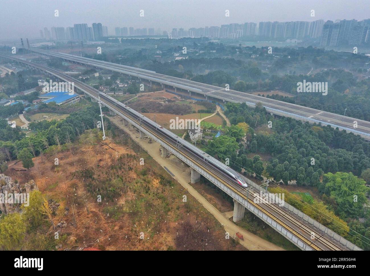 201224 -- CHENGDU, 24. Dezember 2020 -- der Fuxing-Hochgeschwindigkeitszug G8607, der zum Bahnhof Shapingba im südwestchinesischen Chongqing fährt, fährt am 24. Dezember 2020 vom Ostbahnhof Chengdu in der südwestchinesischen Provinz Sichuan ab. Am Donnerstagmorgen fahren die Züge der Linien G8608 und G8607 von den Bahnhöfen Chongqing Shapingba und Chengdu East Railway Station ab, die Fuxing CR400AF fahren auf der Eisenbahnverbindung zwischen Chengdu, der Hauptstadt der Provinz Sichuan, und die Gemeinde Chongqing wurde offiziell mit einer Geschwindigkeit von 350 km/h in Betrieb genommen, was die Reisezeit nach abou verkürzte Stockfoto