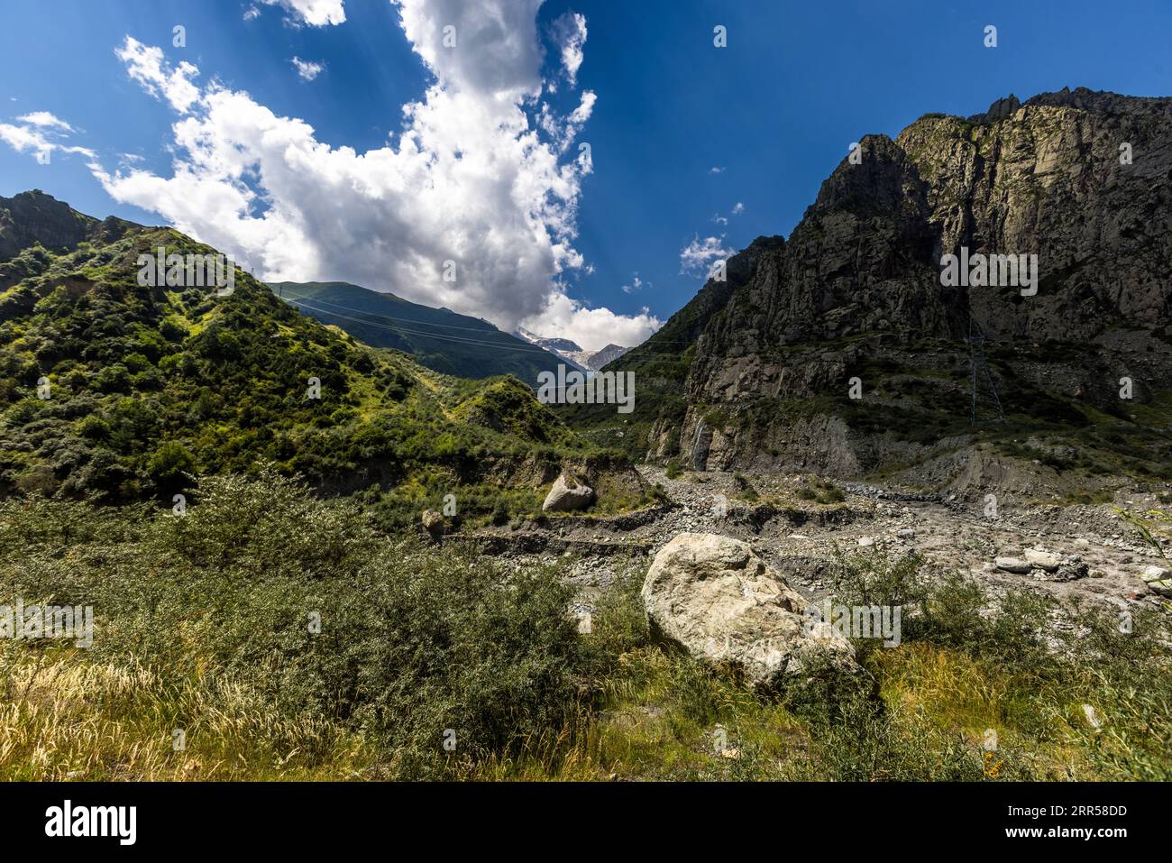 Erdgasleitung vor dem Kazbegi-Gletscher. Tsdo, Georgia Stockfoto