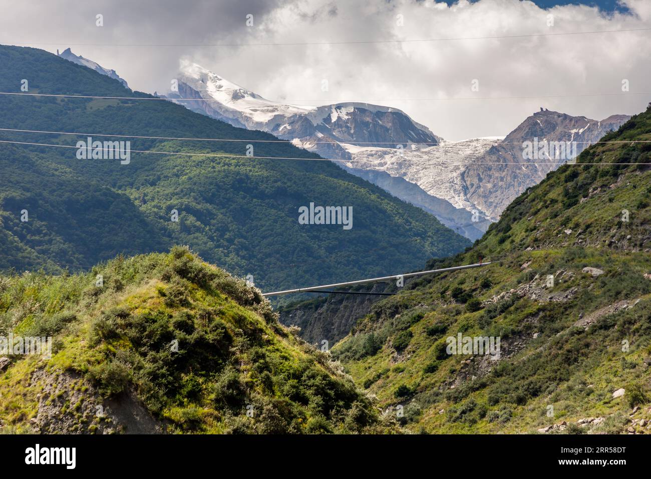 Erdgasleitung vor dem Kazbegi-Gletscher. Tsdo, Georgia Stockfoto