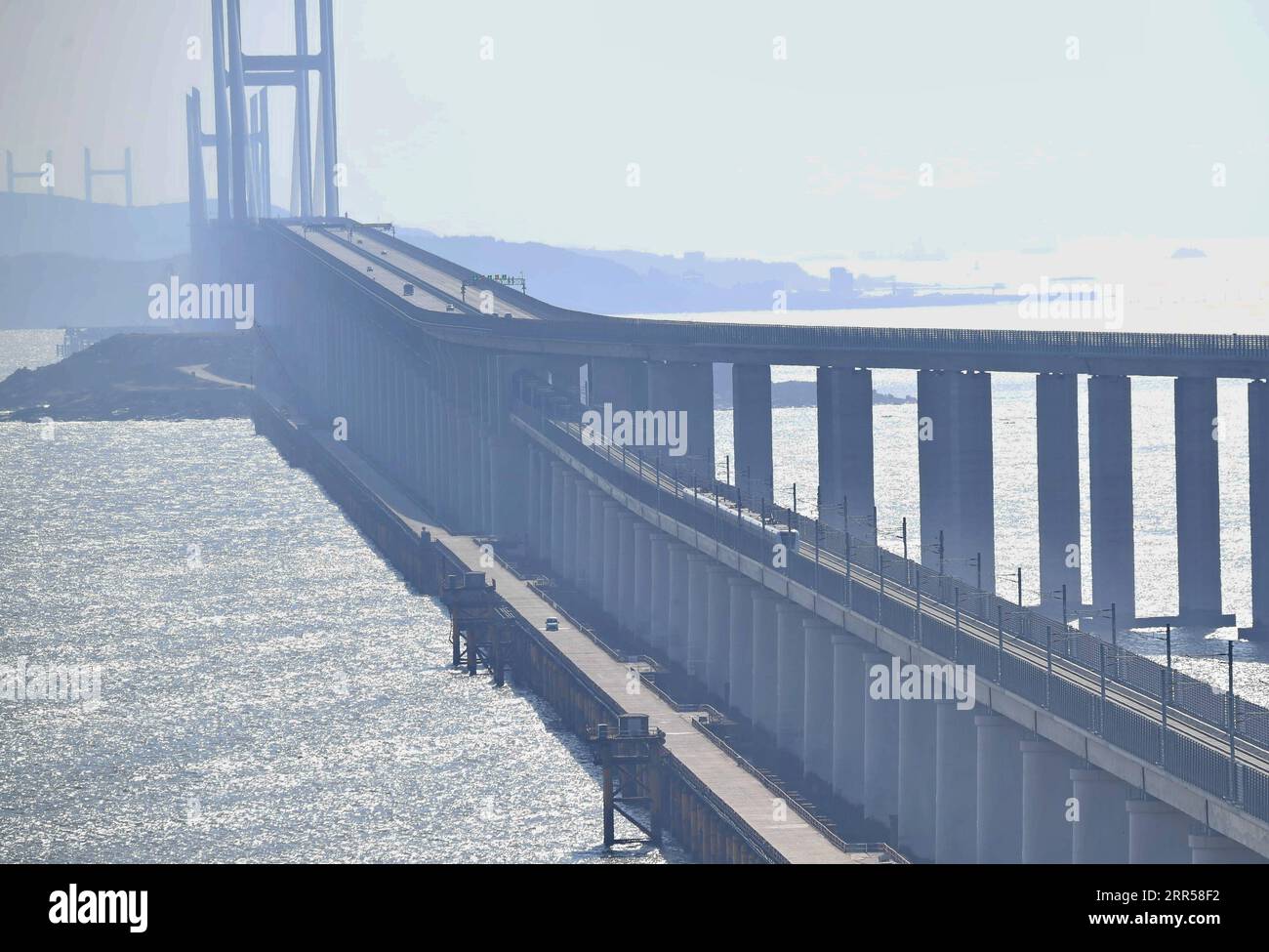 201226 -- PINGTAN, 26. Dezember 2020 -- Ein Zug fährt am 26. Dezember 2020 auf der Pingtan Strait Road-Rail Bridge der Fuzhou-Pingtan Railway in der südöstlichen chinesischen Provinz Fujian. Die Fuzhou-Pingtan-Eisenbahn in der ostchinesischen Provinz Fujian wurde am Samstag nach sieben Jahren Bauzeit für den Verkehr geöffnet, wodurch es für taiwanesische Landsleute bequemer ist, auf das Festland zu reisen. Die 88 km lange Eisenbahn, die für Hochgeschwindigkeitszüge mit einer Geschwindigkeit von bis zu 200 km/h ausgelegt ist, verbindet die Provinzhauptstadt Fuzhou mit dem Inselbezirk Pingtan, wo sich die Pingtan Comprehensive Pilot Zone befand Stockfoto