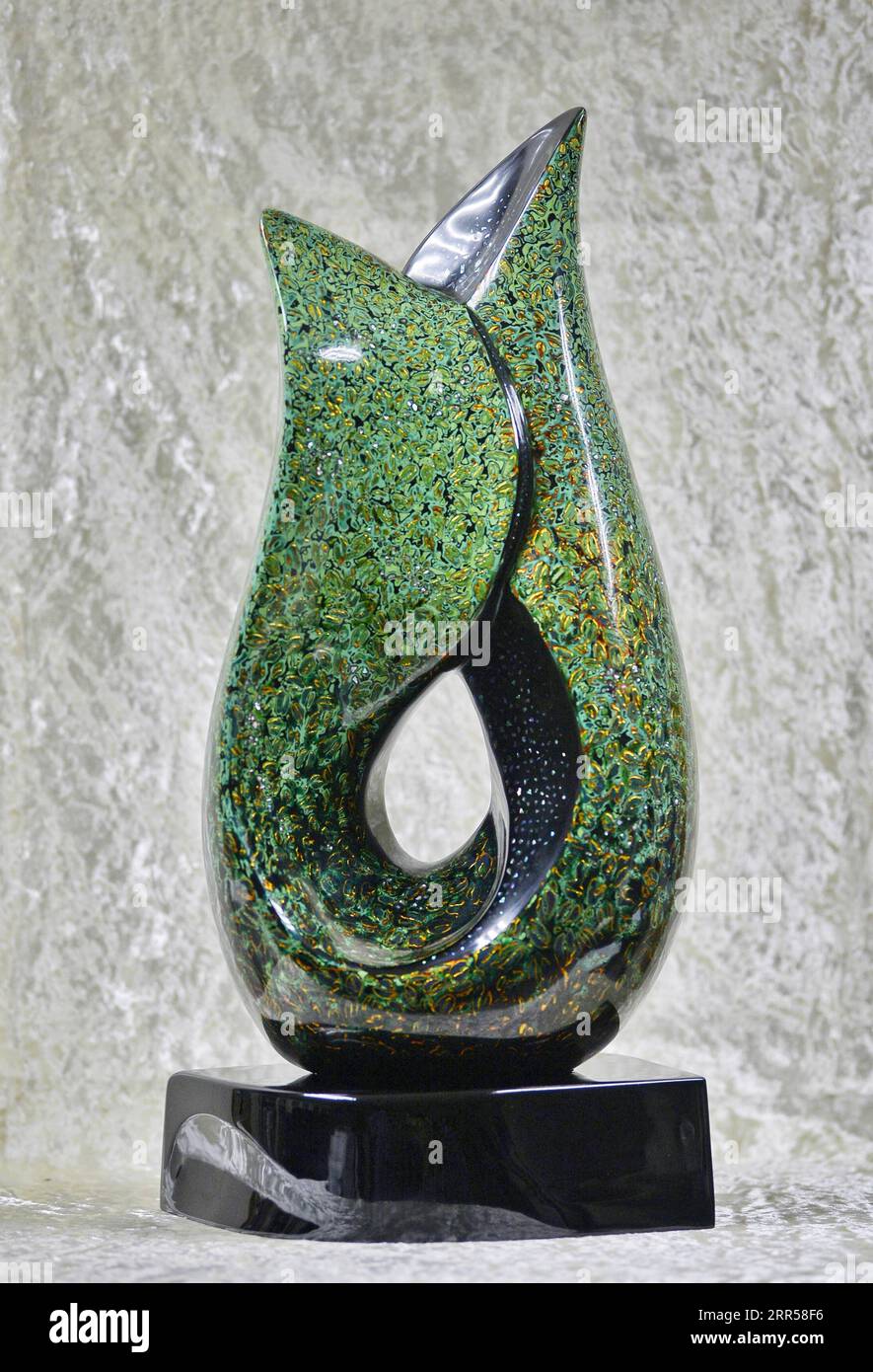 201226 -- CHENGDU, 26. Dezember 2020 -- Foto aufgenommen am 22. Dezember 2020 zeigt eine Lackskulptur von Yin Liping in Chengdu, südwestchinesische Provinz Sichuan. Yin Liping, 67, ein nationaler Vertreter der Chengdu Lackwarenkunst, beschäftigt sich seit 45 Jahren mit dem Entwurf und der Produktion von Lackwaren. 1975 trat Yin in die Lackwarenfabrik Chengdu ein und war fasziniert von der Schönheit der Lackkunst, als sie das erste Mal Kontakt mit ihr aufnahm. Chengdu Lackwaren vereinen Kunstfertigkeit und Praktikabilität mit einem wunderschönen und exquisiten Aussehen. Sie wurde in die National Intangible Cultura aufgenommen Stockfoto