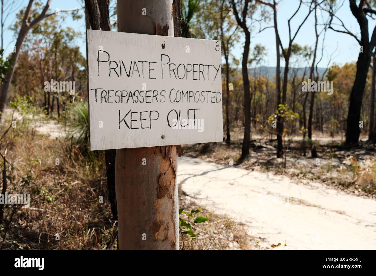 Ein komisches Zeichen im Outback - halten Sie sich fern Stockfoto
