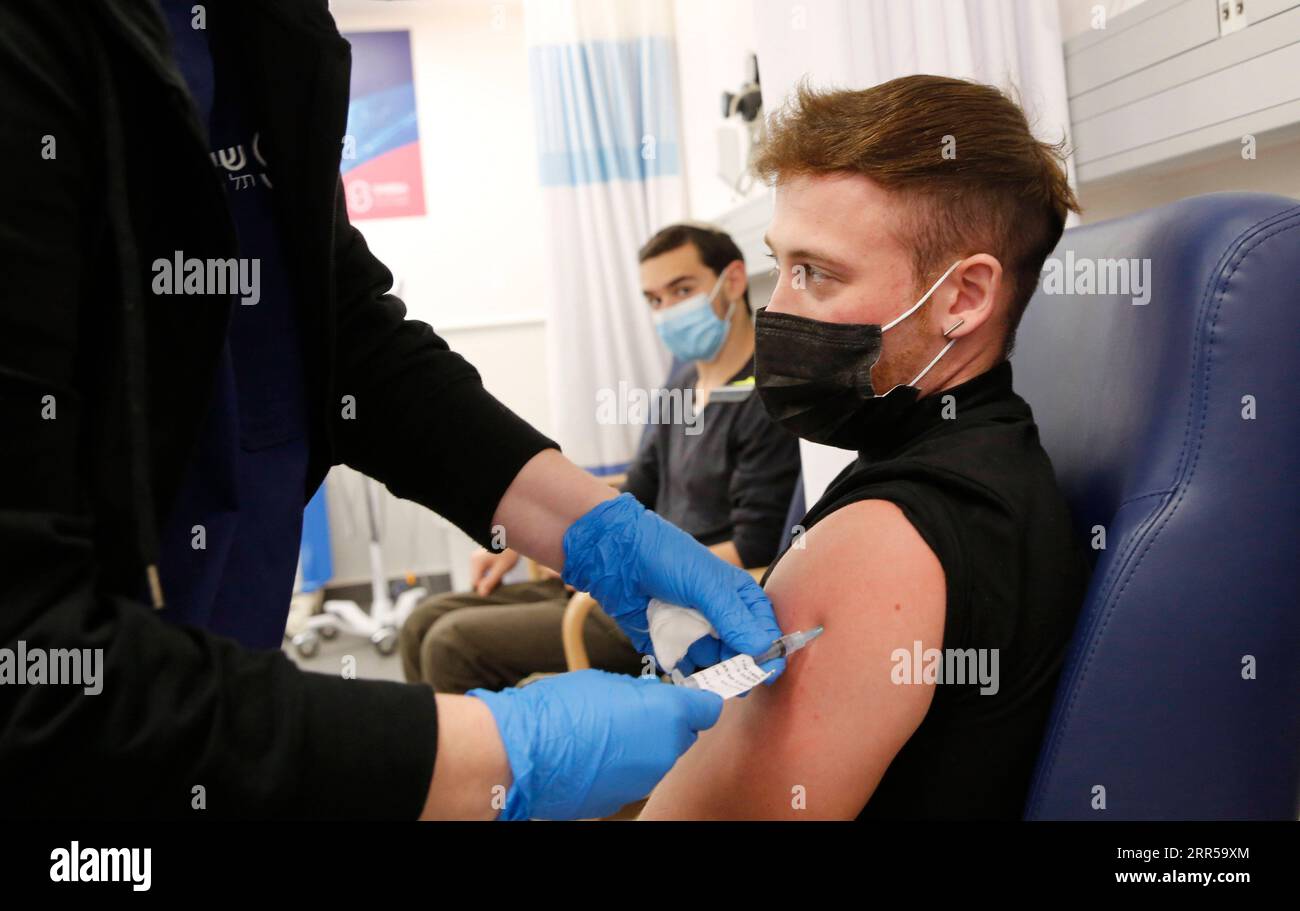 201229 -- RAMAT GAN, 29. Dezember 2020 -- Ein Freiwilliger erhält den von Israel entwickelten Anti-Coronavirus-Impfstoff im Sheba Medical Center in der zentralisraelischen Stadt Ramat Gan, 28. Dezember 2020. Die zweite Phase der klinischen Studie für den COVID-19-Impfstoffkandidaten, die vom staatlichen Institut für biologische Forschung Israels entwickelt wurde, wurde am Montag durchgeführt. Foto von /Xinhua ISRAEL-RAMAT GAN-COVID-19-VACCINE GilxCohenxMagen PUBLICATIONxNOTxINxCHN Stockfoto