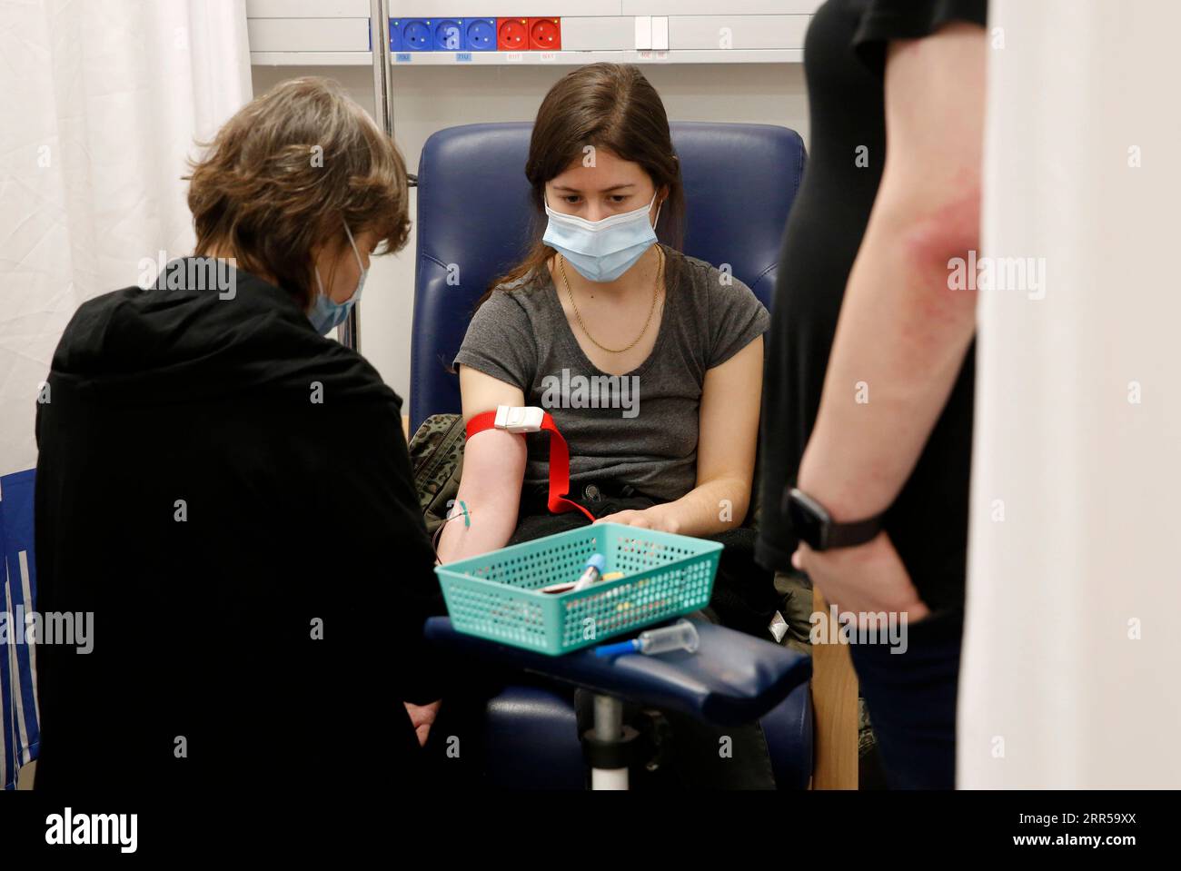 201229 -- RAMAT GAN, 29. Dezember 2020 -- Ein Freiwilliger erhält einen medizinischen Test, bevor er den von Israel entwickelten Anti-Coronavirus-Impfstoff im Sheba Medical Center in der zentralen israelischen Stadt Ramat Gan, 28. Dezember 2020 erhält. Die zweite Phase der klinischen Studie für den COVID-19-Impfstoffkandidaten, die vom staatlichen Institut für biologische Forschung Israels entwickelt wurde, wurde am Montag durchgeführt. Foto von /Xinhua ISRAEL-RAMAT GAN-COVID-19-VACCINE GilxCohenxMagen PUBLICATIONxNOTxINxCHN Stockfoto