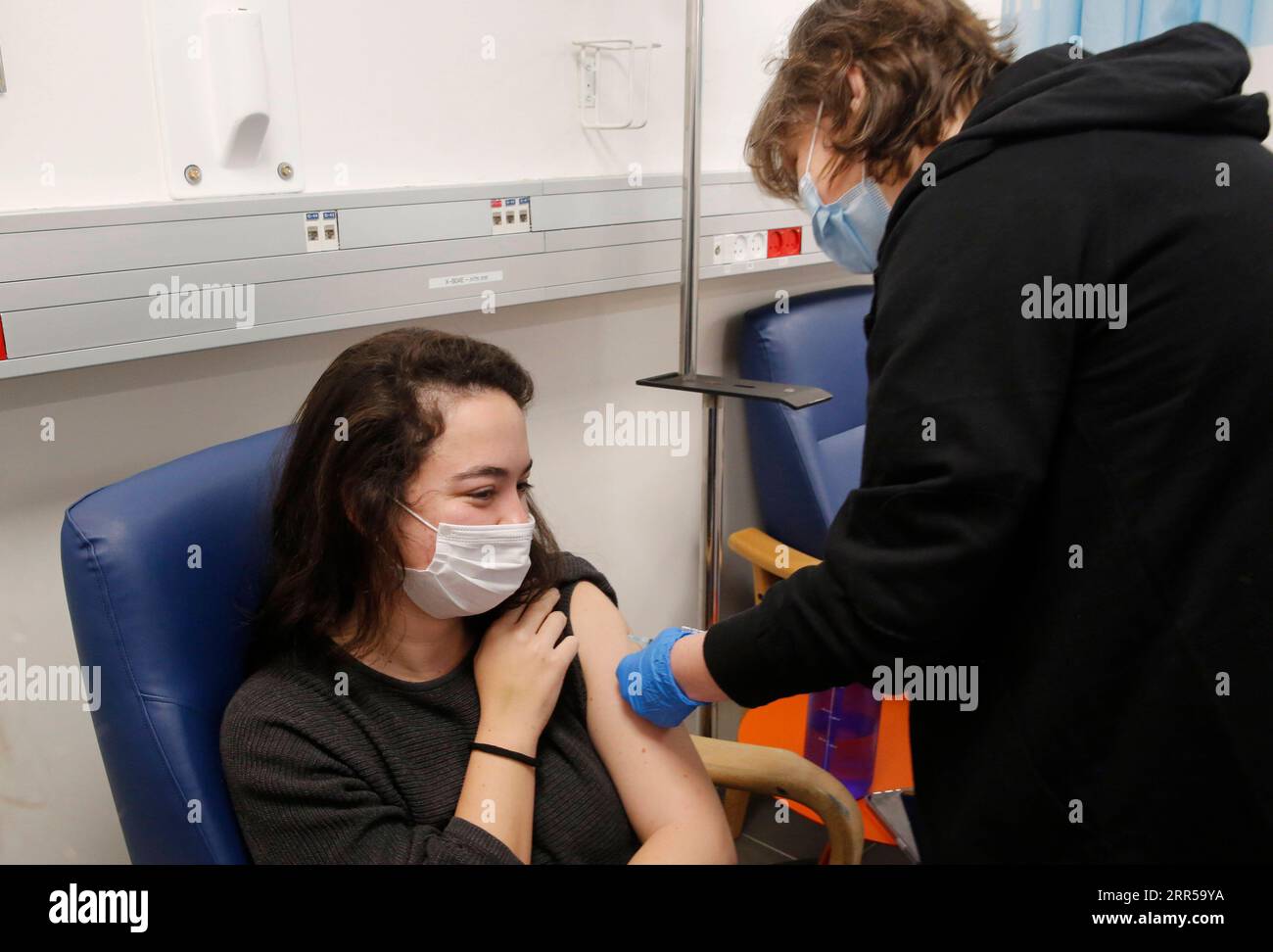 201229 -- RAMAT GAN, 29. Dezember 2020 -- Ein Freiwilliger erhält den von Israel entwickelten Anti-Coronavirus-Impfstoff im Sheba Medical Center in der zentralisraelischen Stadt Ramat Gan, 28. Dezember 2020. Die zweite Phase der klinischen Studie für den COVID-19-Impfstoffkandidaten, die vom staatlichen Institut für biologische Forschung Israels entwickelt wurde, wurde am Montag durchgeführt. Foto von /Xinhua ISRAEL-RAMAT GAN-COVID-19-VACCINE GilxCohenxMagen PUBLICATIONxNOTxINxCHN Stockfoto