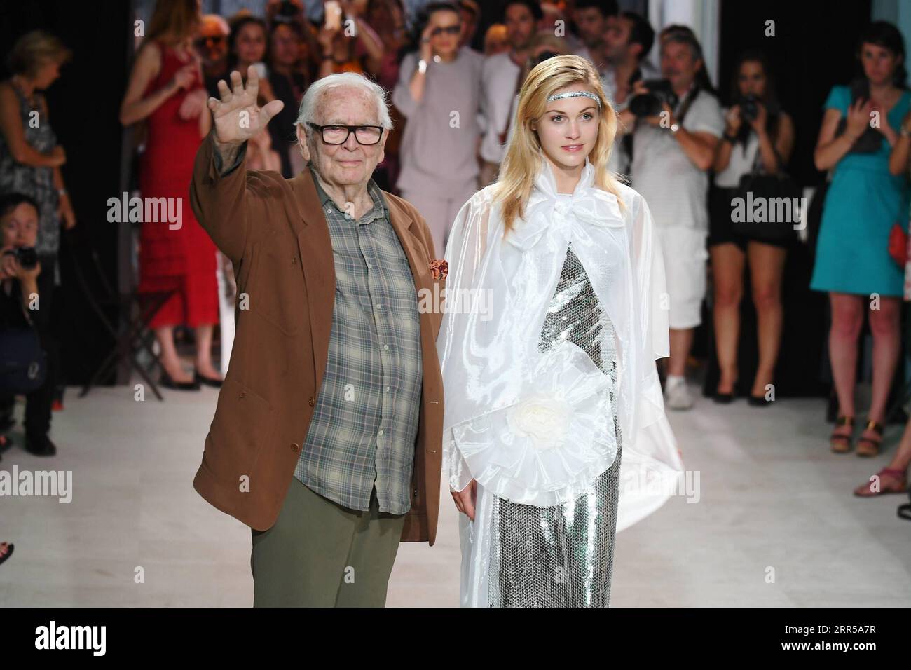 201229 -- PEKING, 29. Dezember 2020 -- das Foto vom 9. Juli 2016 zeigt den Modedesigner Pierre Cardin L, der während einer Modenschau in Bonnieux, Südfrankreich, winkt. Pierre Cardin, der französische Modedesigner, der für seinen avantgardistischen Stil und seine wegweisenden Geschäftsbewegungen auf der ganzen Welt bekannt ist, ist im Alter von 98 Jahren gestorben, berichteten französische Medien am Dienstag. FRANCE-FASHION-PIERRE CARDIN-PASS AWAY LIXGENXING PUBLICATIONXNOTXINXCHN Stockfoto