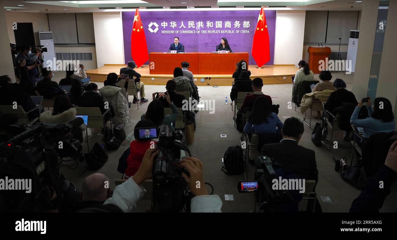 201230 -- PEKING, 30. Dezember 2020 -- Eine Pressekonferenz wird vom chinesischen Handelsministerium in Peking, der Hauptstadt Chinas, am 30. Dezember 2020 abgehalten. China und die Europäische Union werden sich bemühen, die frühzeitige Unterzeichnung des Investitionsabkommens zu erleichtern, erklärte das Handelsministerium am Mittwoch. China und die EU werden so bald wie möglich Textüberprüfungen, Übersetzungen und andere technische Arbeiten durchführen, sagte Li Yongsha, Beamter des ministeriums, auf einer Pressekonferenz, die stattfand, nachdem beide Seiten den Abschluss der Verhandlungen über den investitionsvertrag angekündigt hatten. Das Abkommen tritt nach beiden PA in Kraft Stockfoto