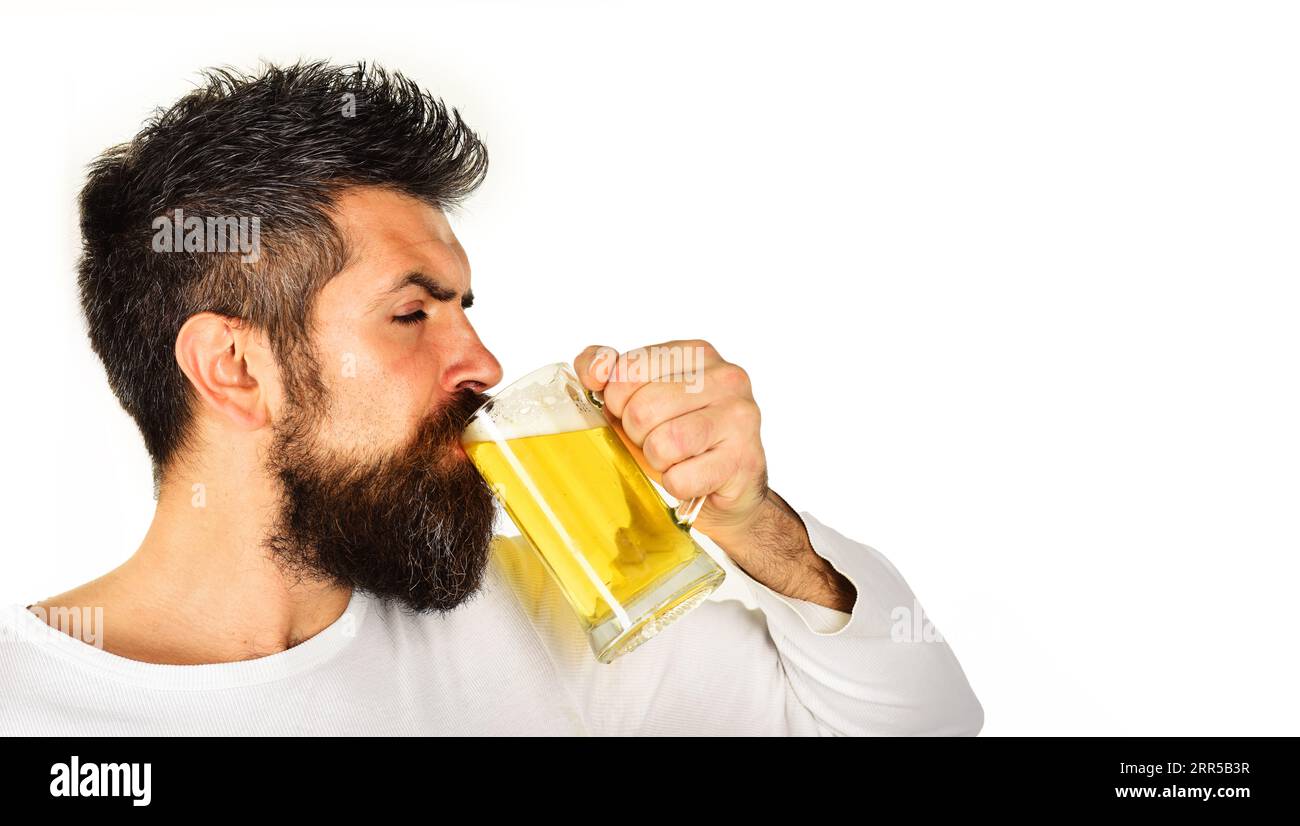 Gutes Bier. Hübscher Mann, der Bier im Pub oder in der Bar trinkt. Bärtiger Mann trinkt frisch gezapftes Bier. Stilvoller Mann, der Bier aus einem Glasbecher trinkt, der sein Ei schließt Stockfoto