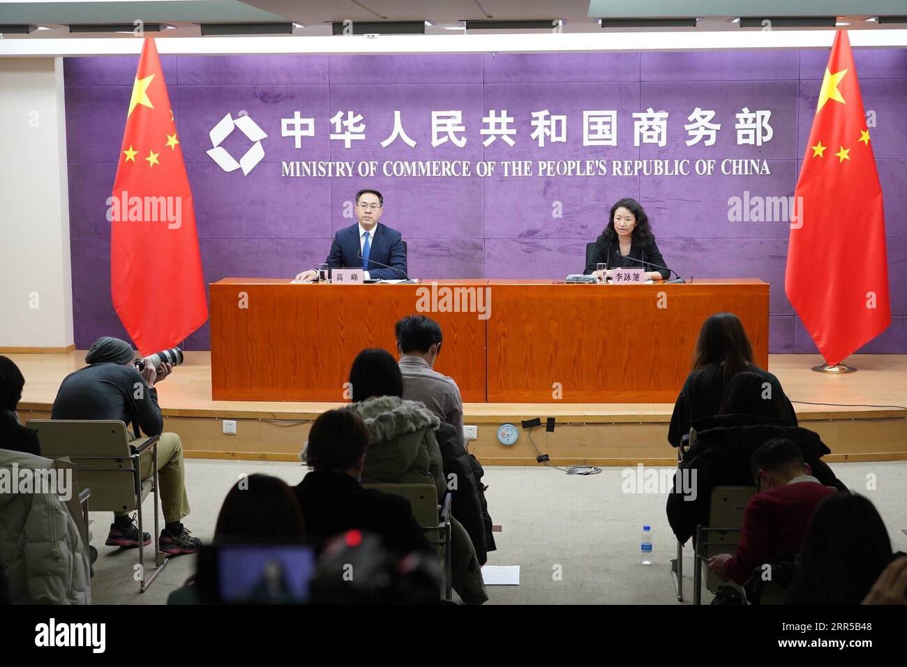 201231 -- PEKING, 31. Dezember 2020 -- Eine Pressekonferenz wird vom chinesischen Handelsministerium in Peking, der Hauptstadt Chinas, am 30. Dezember 2020 abgehalten. China und die Europäische Union werden sich bemühen, die frühzeitige Unterzeichnung des Investitionsabkommens zu erleichtern, erklärte das Handelsministerium am Mittwoch. China und die EU werden so bald wie möglich Textüberprüfungen, Übersetzungen und andere technische Arbeiten durchführen, sagte Li Yongsha, Beamter des ministeriums, auf einer Pressekonferenz, die stattfand, nachdem beide Seiten den Abschluss der Verhandlungen über den investitionsvertrag angekündigt hatten. Das Abkommen tritt nach beiden PA in Kraft Stockfoto