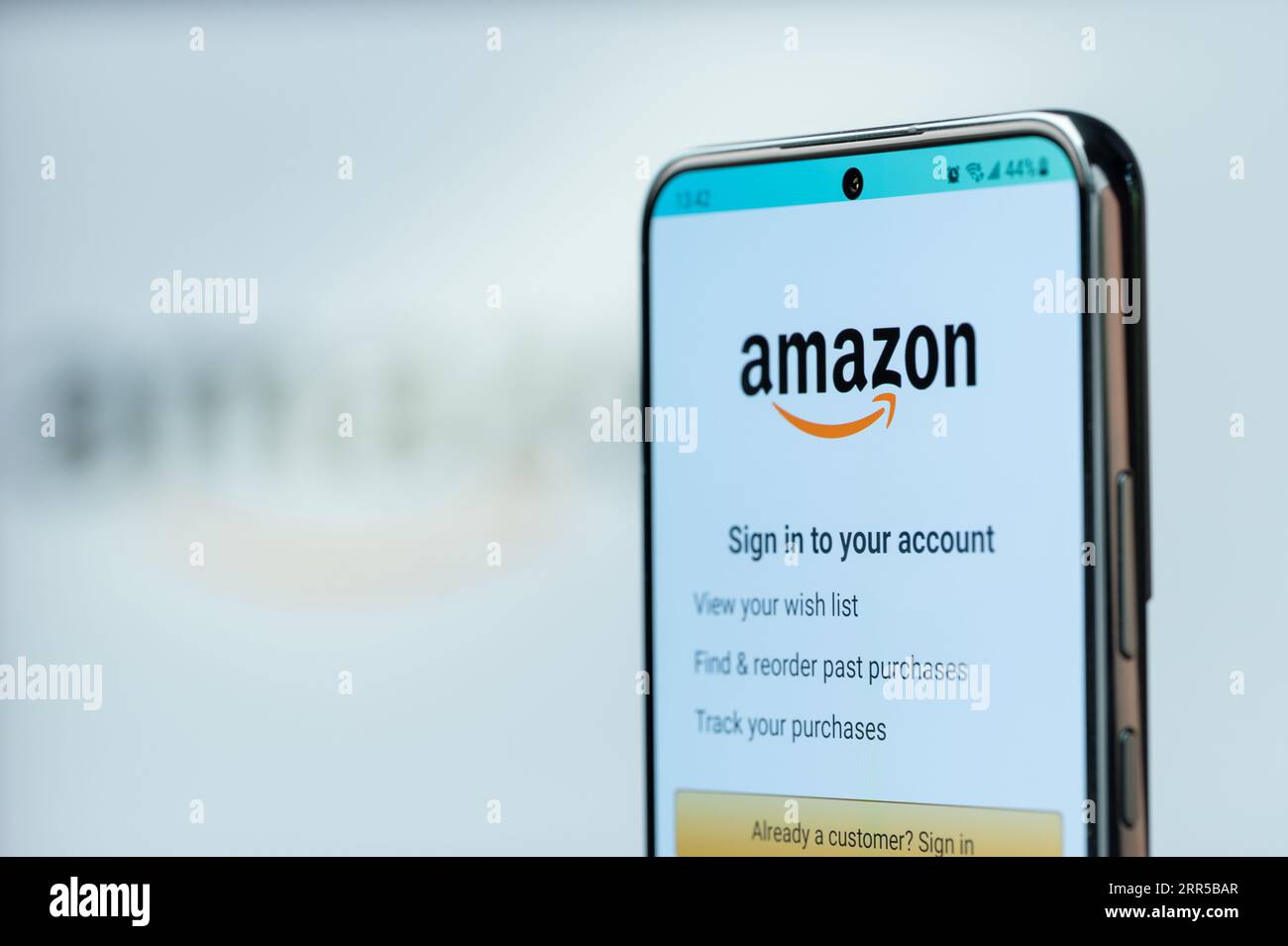 New York, USA - 20. August 2023: Arbeiten mit Smartphone über amazon App auf Smartphone-Bildschirm Nahaufnahme mit verschwommenem Logo Hintergrund Stockfoto