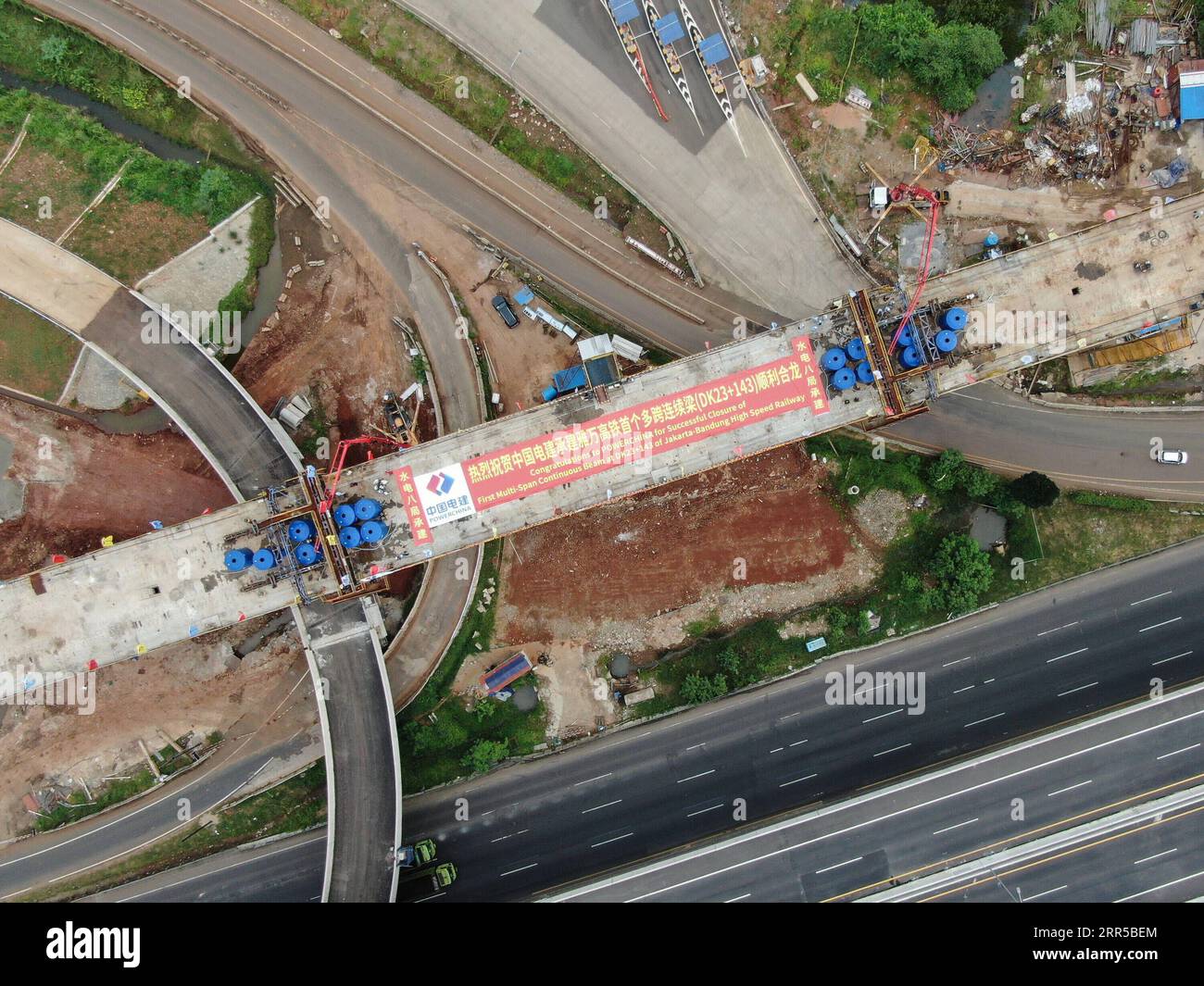 201231 -- PEKING, 31. Dezember 2020 -- Luftaufnahme vom 10. Mai 2020 zeigt den mehrspannenden starren Rahmen für die Brücke Nr. 2 der Jakarta-Bandung-Hochgeschwindigkeitsbahn in Indonesien. Der Bau der 142 Kilometer langen Jakarta-Bandung-Hochgeschwindigkeitsbahn mit einer geplanten Geschwindigkeit von 350 Stundenkilometern wurde 2016 gestartet und mit chinesischer Technologie gebaut. Das Jahr 2020 war ein hartes Jahr für die Weltwirtschaft unter der weltweiten COVID-19-Pandemie. Vor diesem Hintergrund hat China eine widerstandsfähige Zusammenarbeit mit den B&R-Ländern in den Bereichen Gürtel und Straße erlebt. Als die Coronavirus-Pandemie s Stockfoto 201231 -- PEKING, 31. Dezember 2020 -- Luftaufnahme vom 10. Mai 2020 zeigt den mehrspannenden starren Rahmen für die Brücke Nr. 2 der Jakarta-Bandung-Hochgeschwindigkeitsbahn in Indonesien. Der Bau der 142 Kilometer langen Jakarta-Bandung-Hochgeschwindigkeitsbahn mit einer geplanten Geschwindigkeit von 350 Stundenkilometern wurde 2016 gestartet und mit chinesischer Technologie gebaut. Das Jahr 2020 war ein hartes Jahr für die Weltwirtschaft unter der weltweiten COVID-19-Pandemie. Vor diesem Hintergrund hat China eine widerstandsfähige Zusammenarbeit mit den B&R-Ländern in den Bereichen Gürtel und Straße erlebt. Als die Coronavirus-Pandemie s Stockfoto