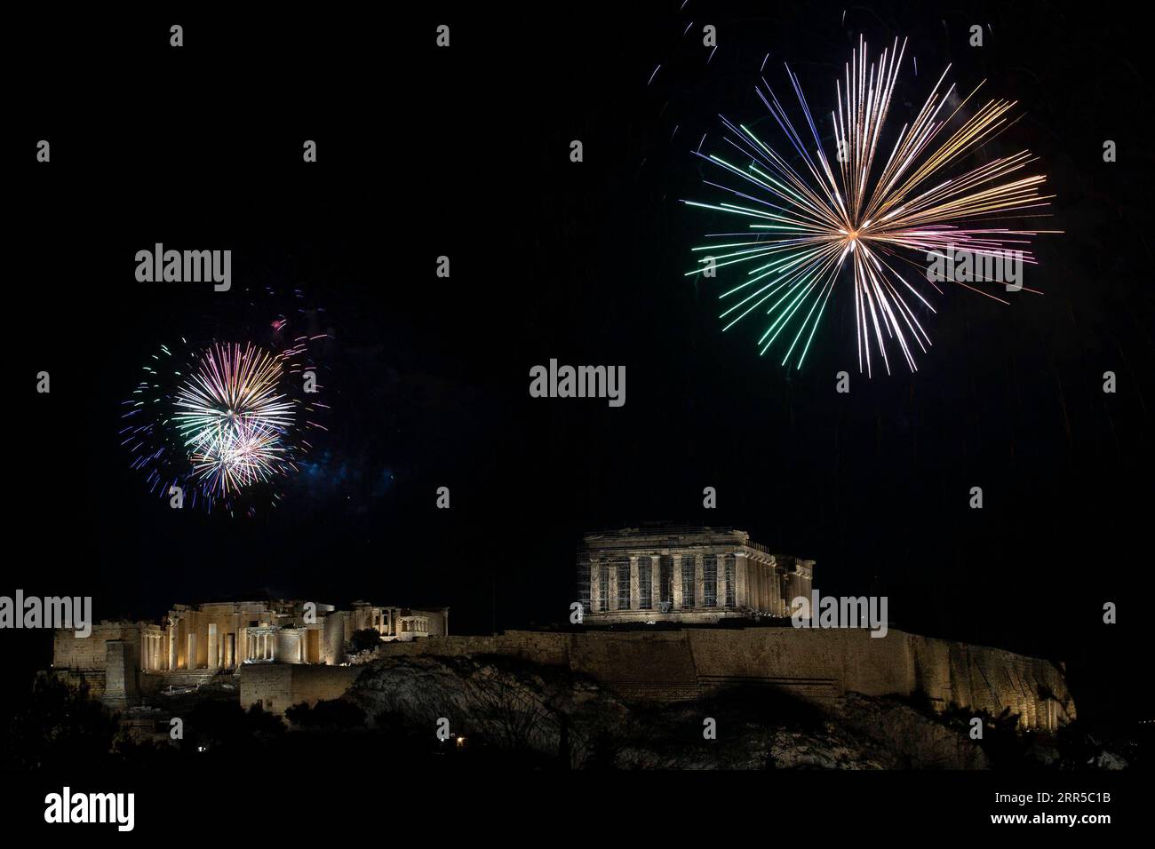Feuerwerk auf der akropolis -Fotos und -Bildmaterial in hoher Auflösung –  Alamy